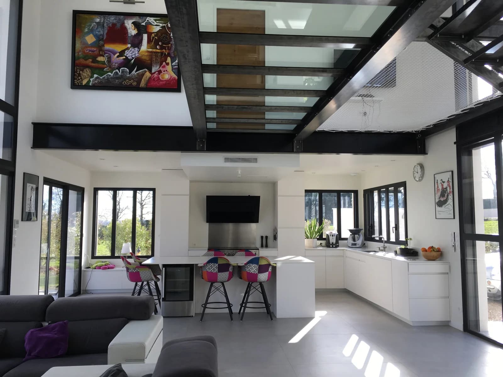 Maison moderne où la lumière sculpte les volumes