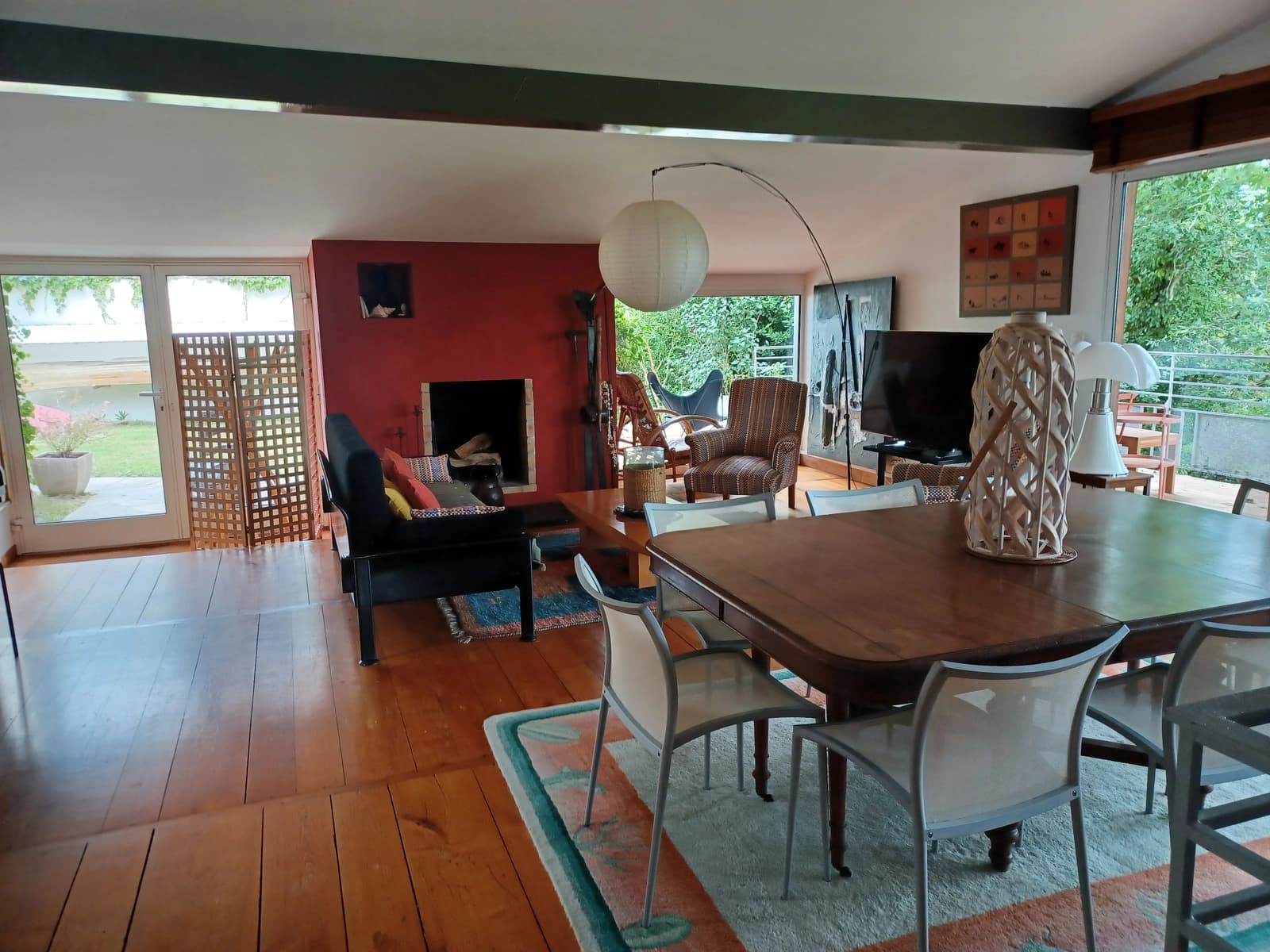 Meeting room in Atypical house above the forest - 1