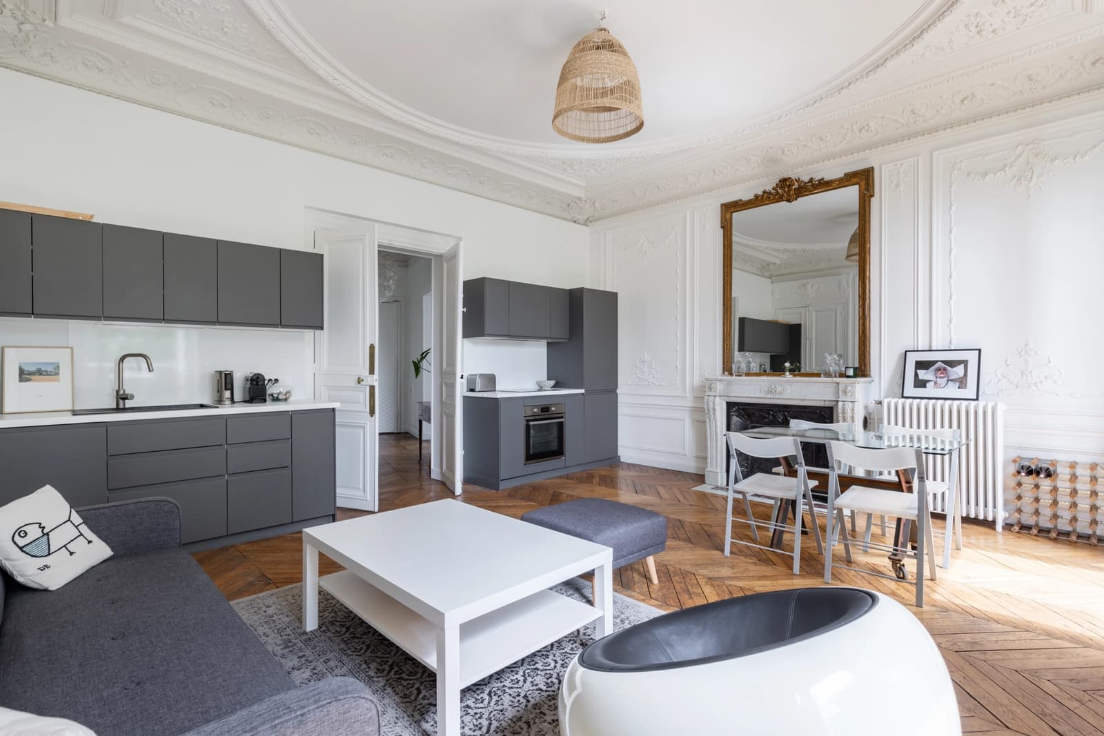 Living room in View of Place de la Republique - 1