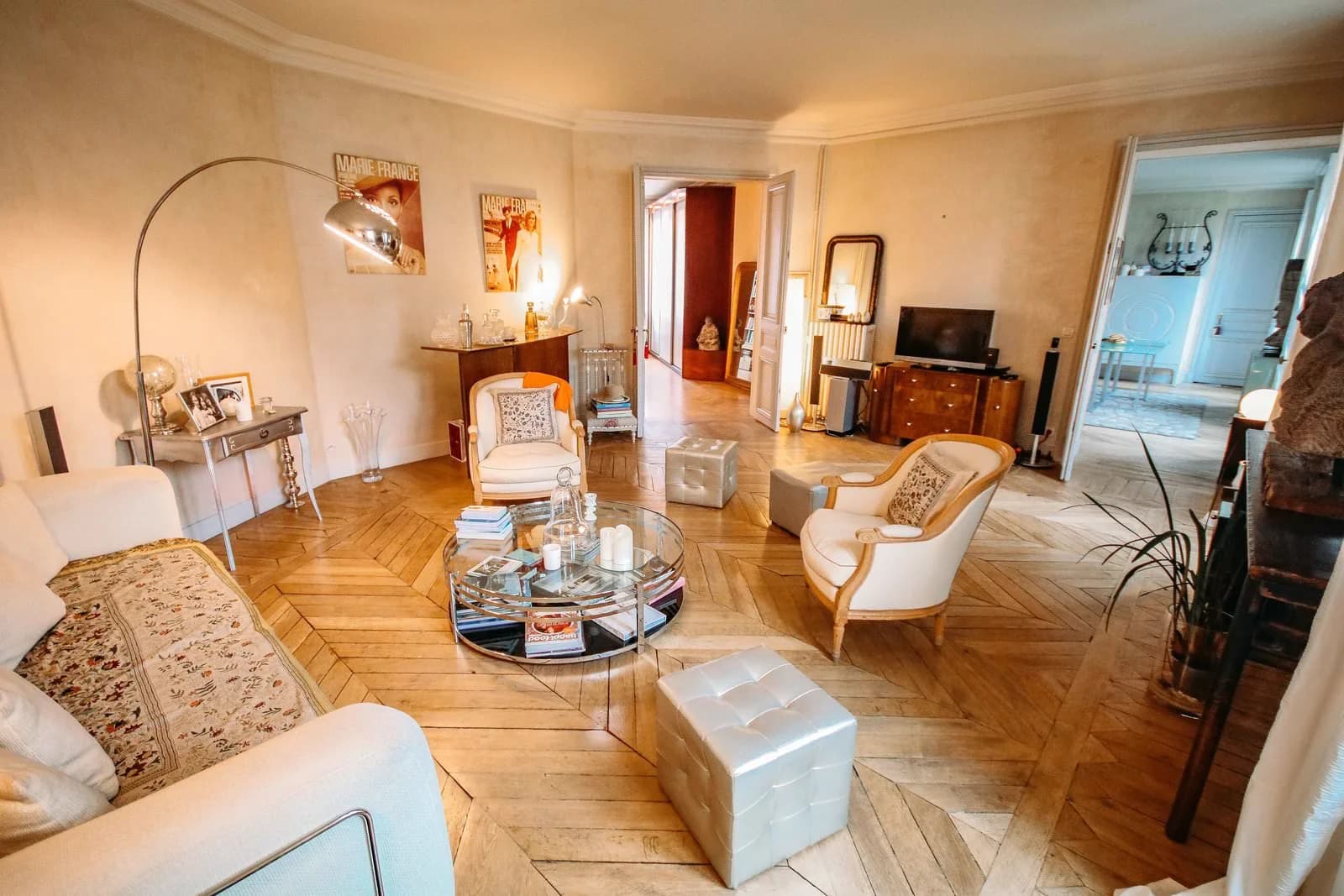Salon dans Showroom & salon en appart Haussmannien, vue St-Augustin - 1