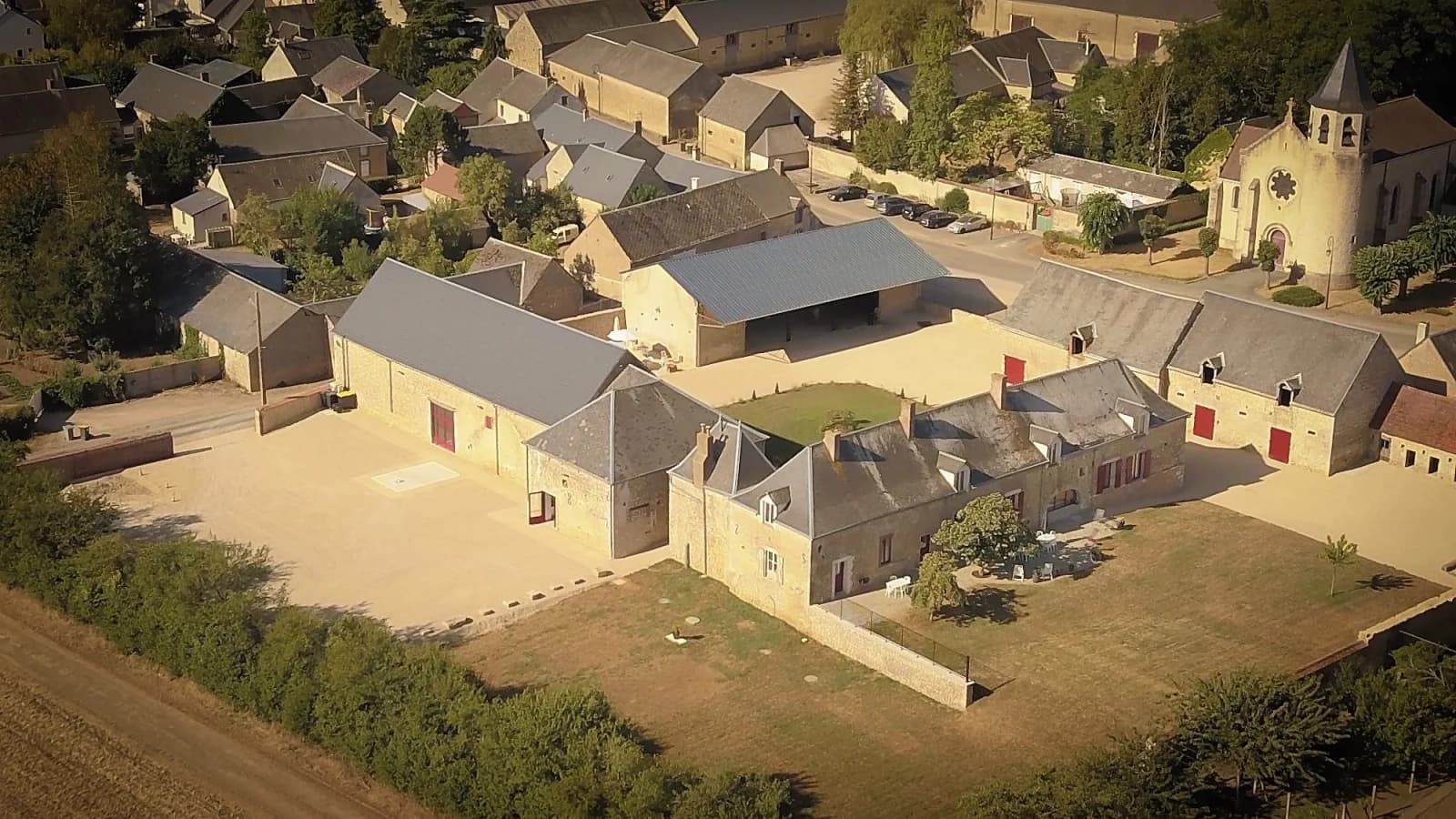 Salle de réunion dans Ancien corps de ferme fortifié, un lieu chargé d'âme - 1