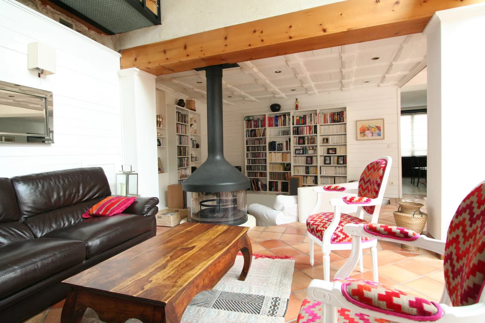 Living room in Large, quiet house with outdoor pool - 1