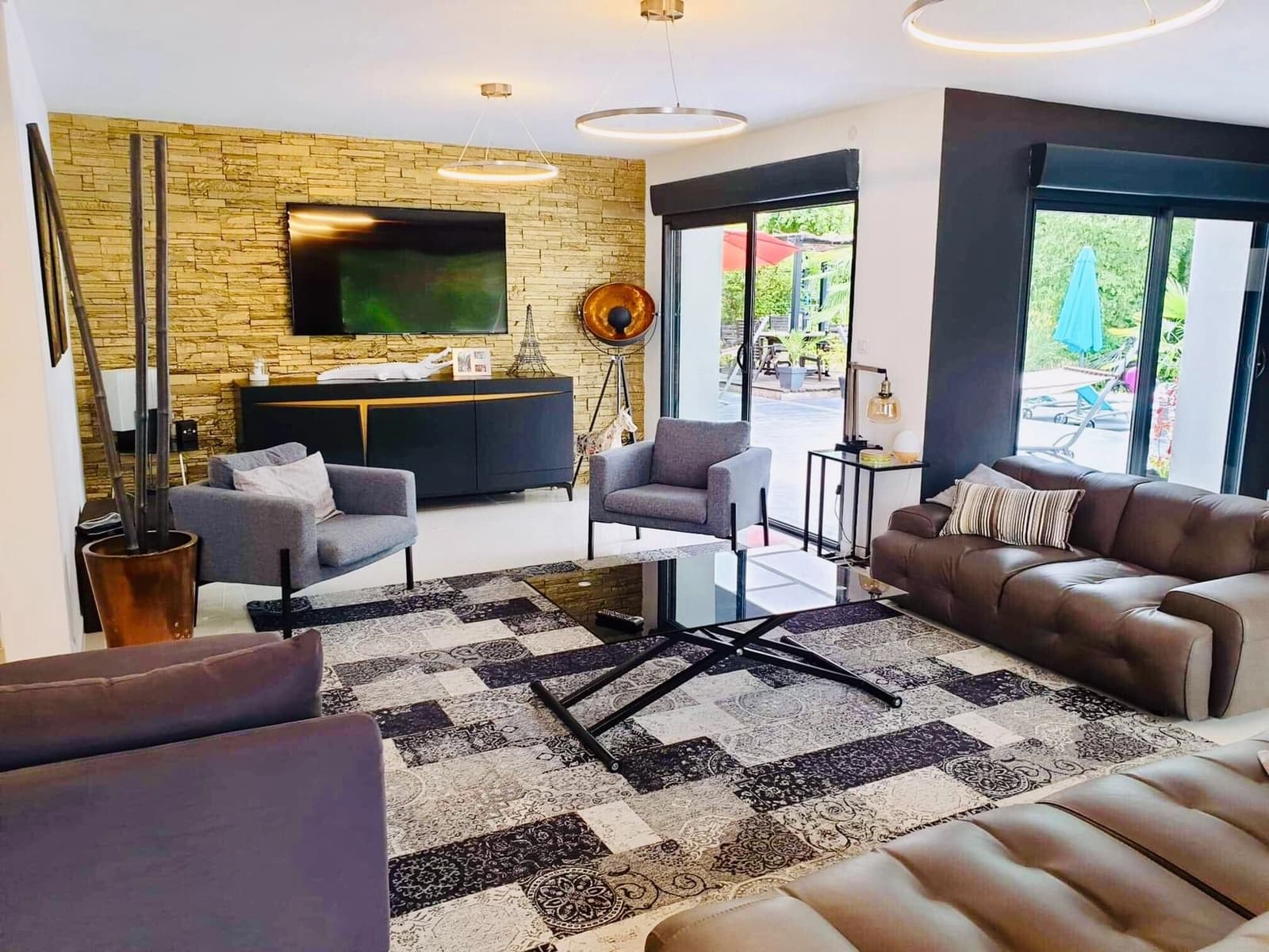 Living room in Architect-designed house with swimming pool - 1