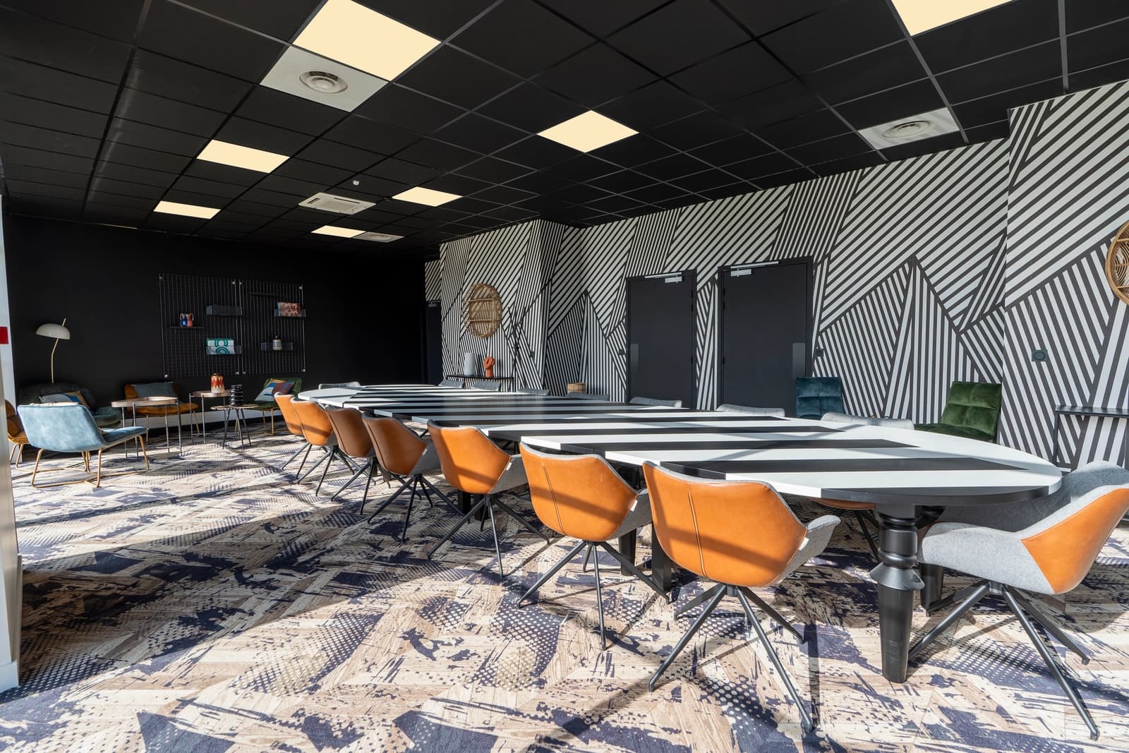 Space Bright, welcoming meeting room - 0