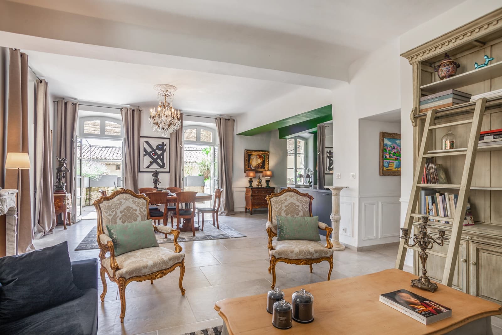 Living room in Bourgeois loft-style apartment near Aix - 1