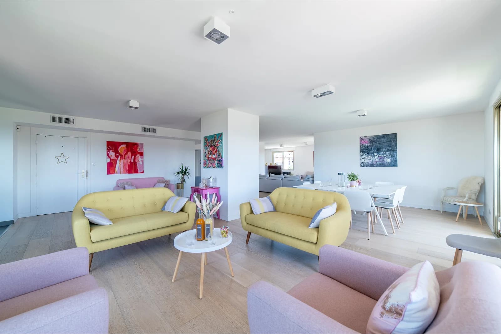 Salon dans Appartement lumineux offrant une vue réellement imprenable - 1