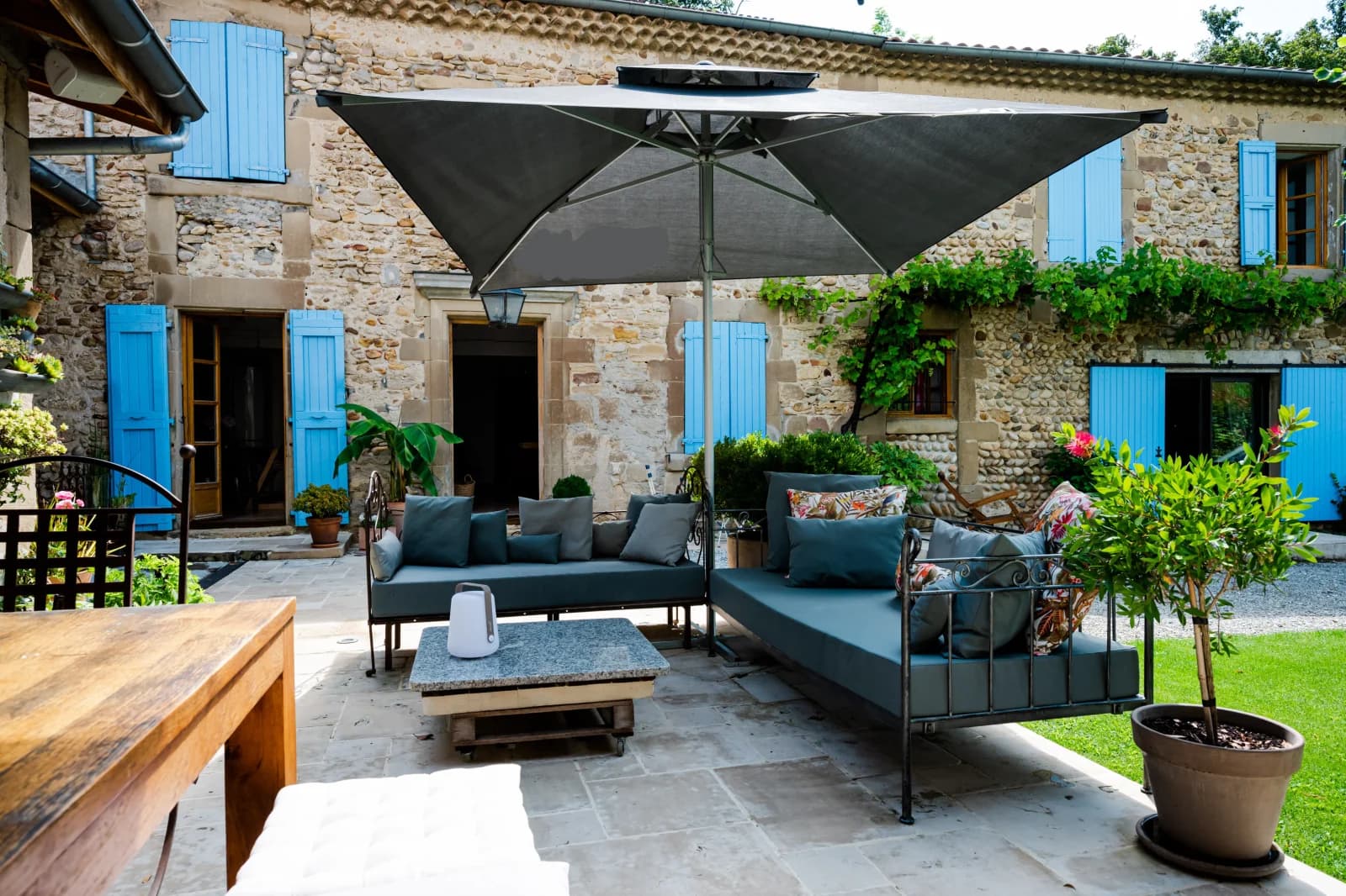 Maison d'artiste entourée de vignobles enchanteurs