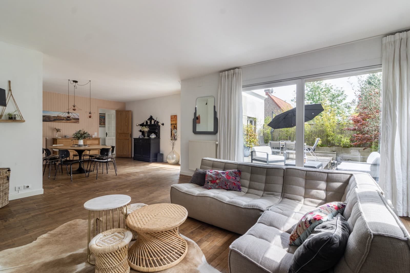 Living room in Single-storey house with patio and garden - 1