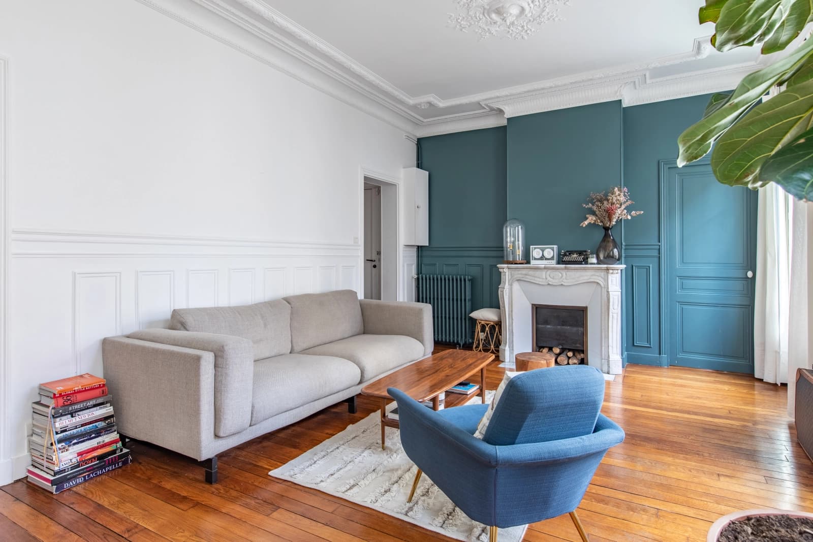 Living room in Haussmann apartment in city center - 1