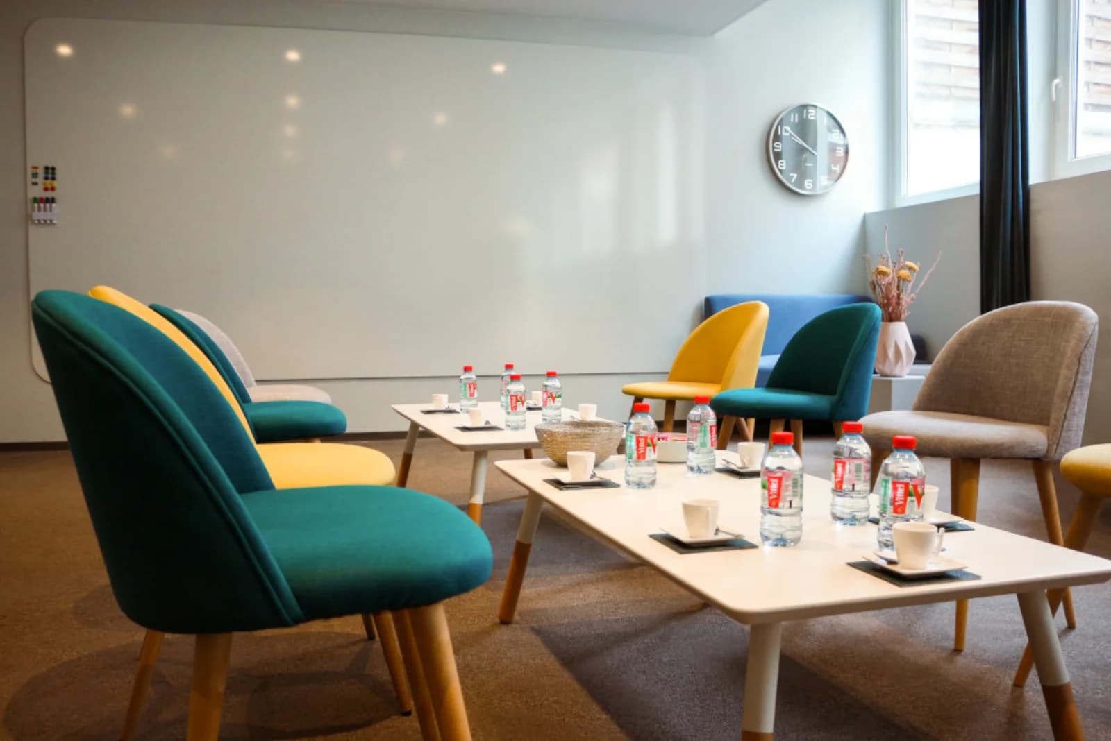 Salle de réunion dans Lille: espace polyvalent pour rencontres et créativité - 1