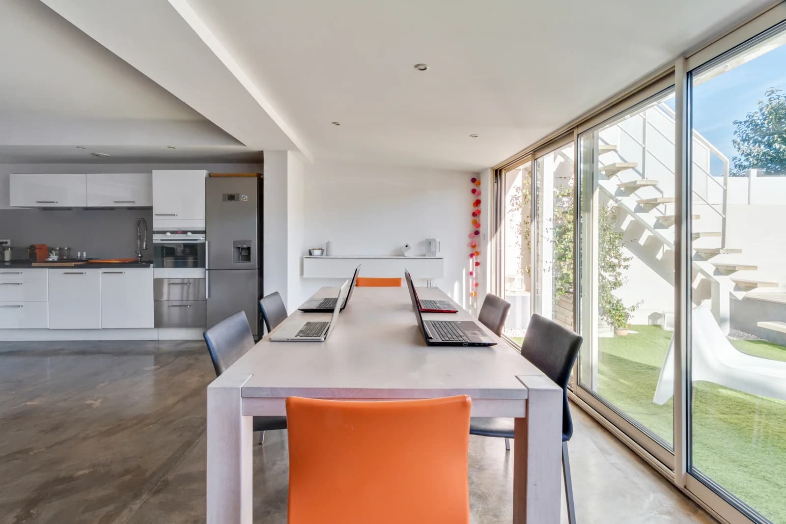 Salle de réunion dans Concept unique de maison dedans-dehors, vie en harmonie - 1