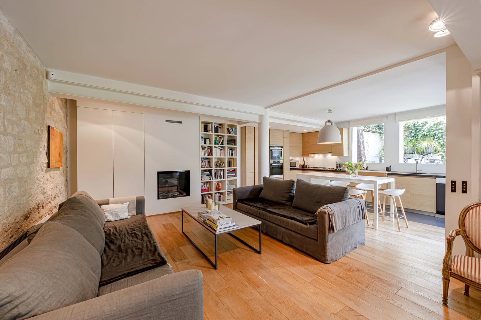 Salon dans Espace de charme donnant sur un jardin paisible - 1