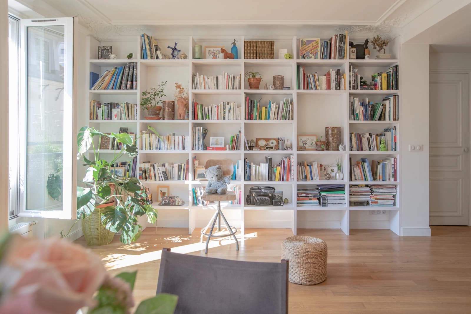 Living room in Combining moldings and modernity at the foot of Montmartre - 1