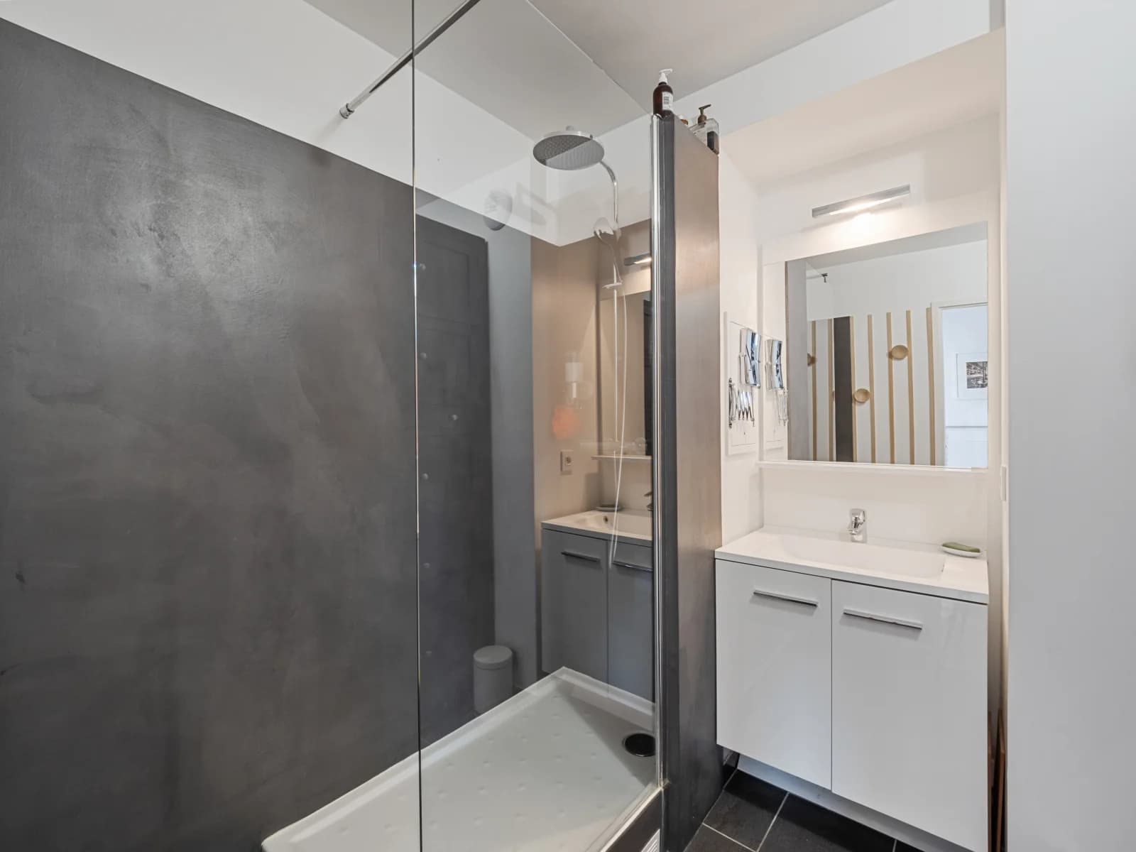 Salle de bain dans Cocon douillet avec vaste terrasse privative de 80m² - 1