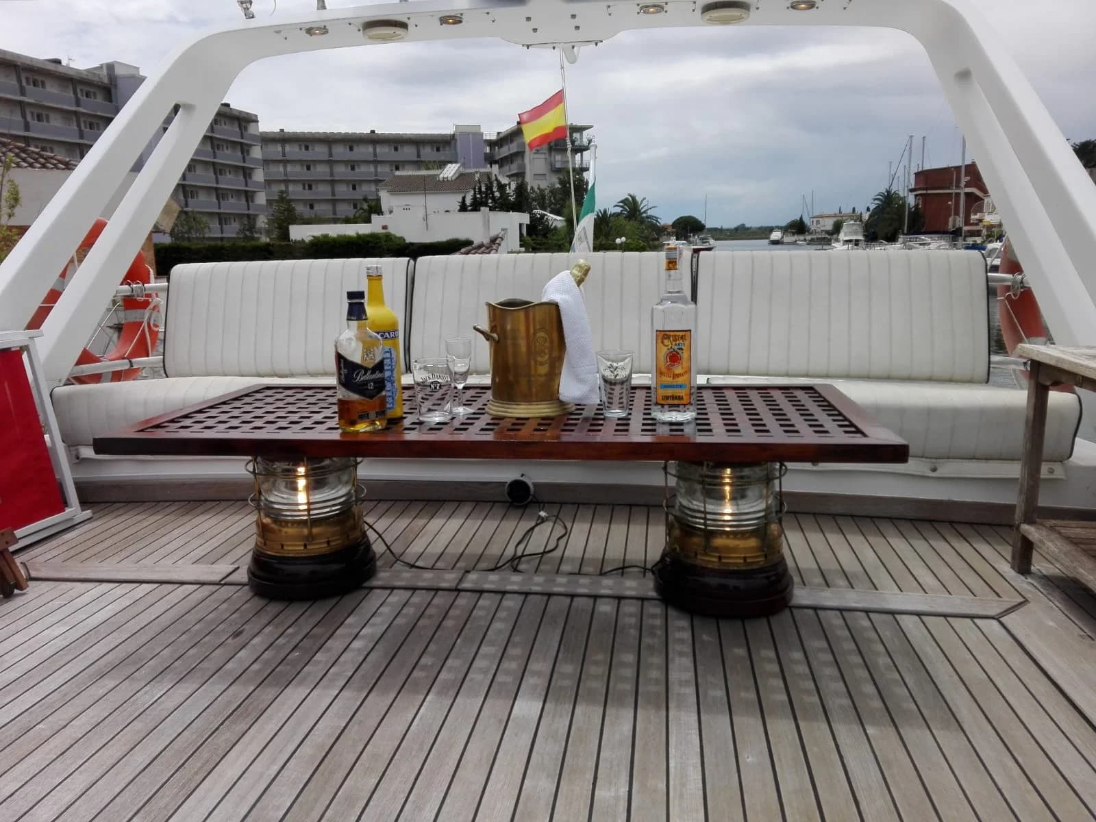 Salle de réunion dans Croisière de charme à bord d'un élégant bateau de 20m - 1