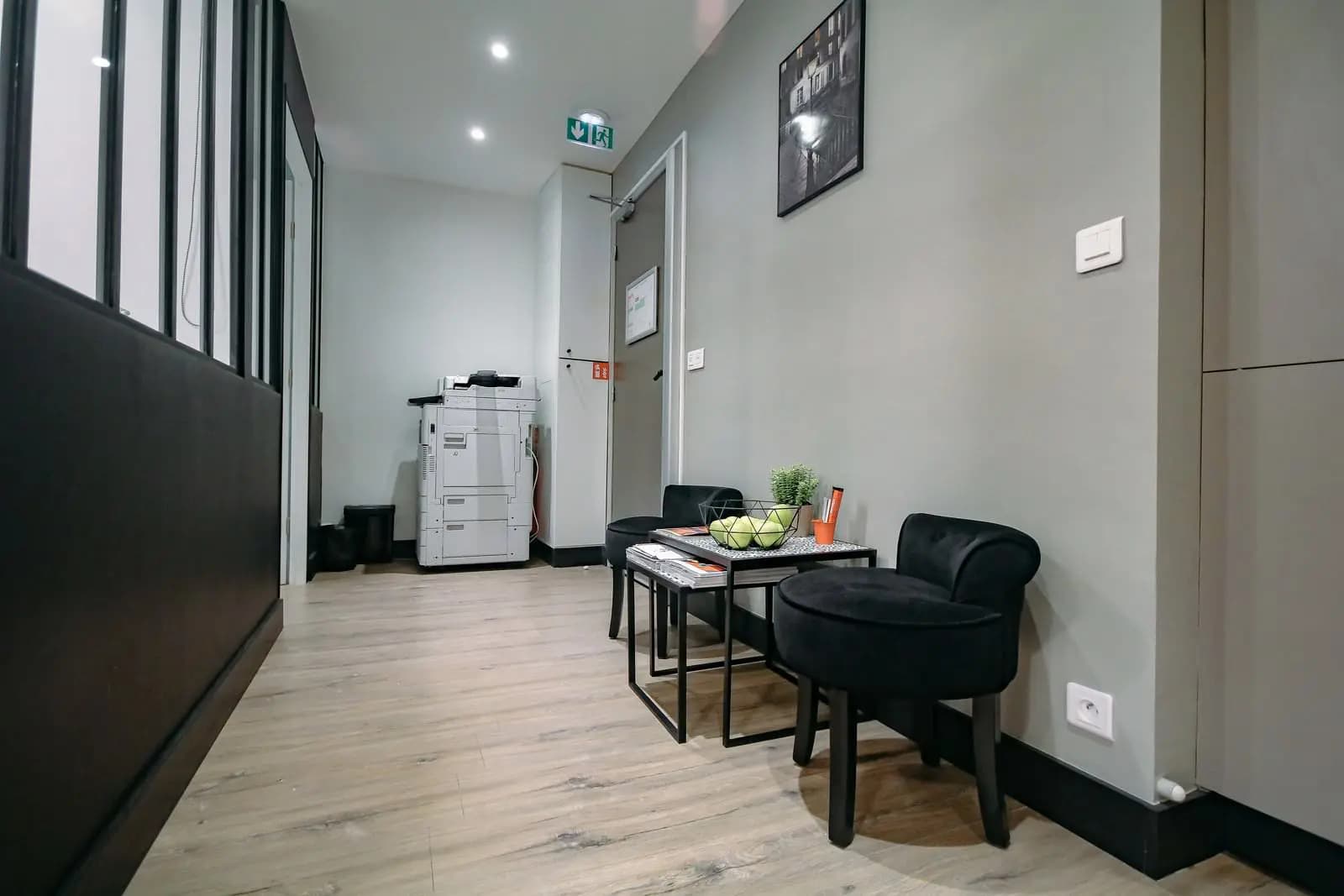 Salle de réunion dans Bel appartement offrant trois espaces distincts et lumineux - 1