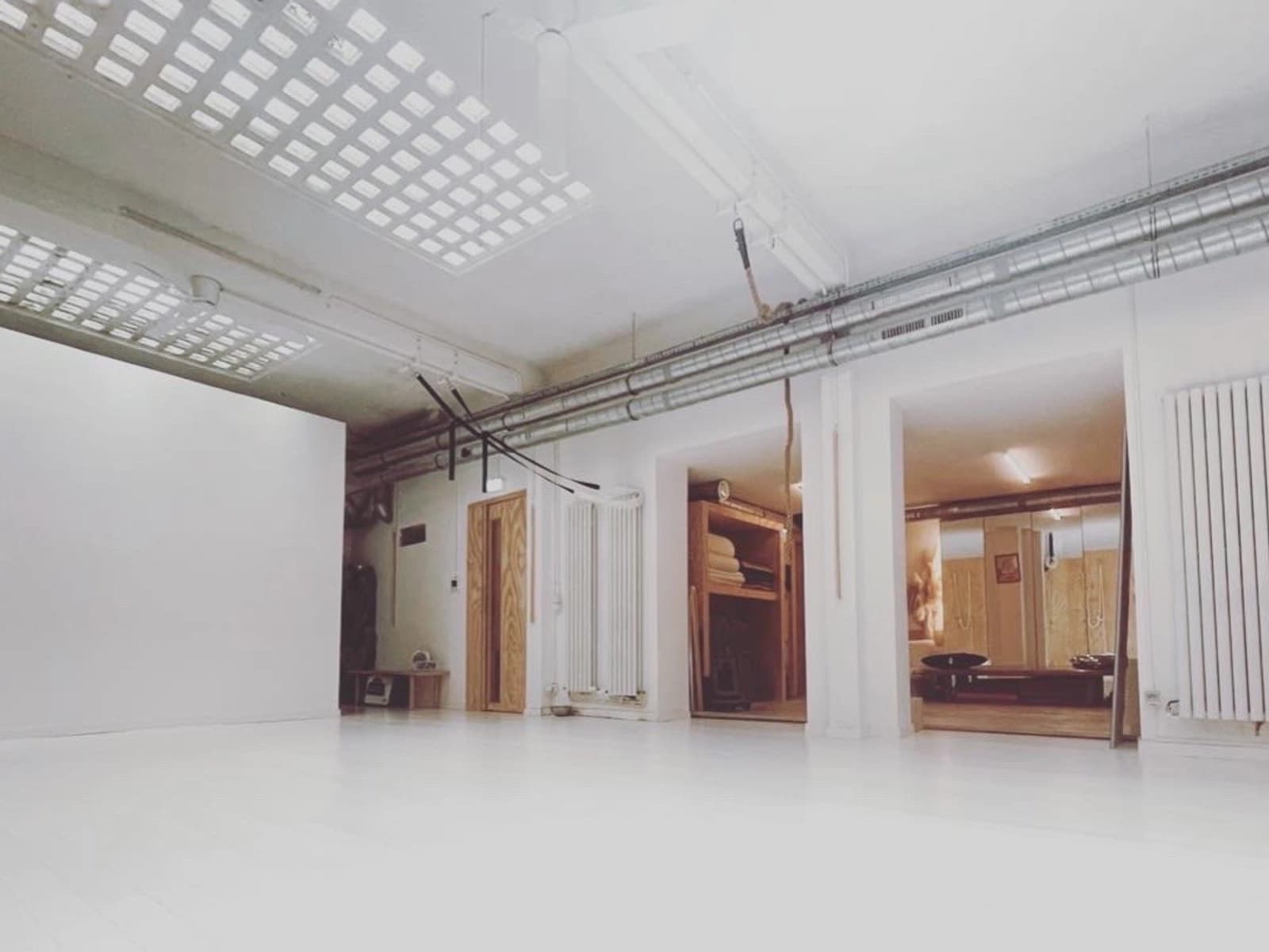 Salon dans Galerie Yoga: un espace de bien-être et de sérénité - 1
