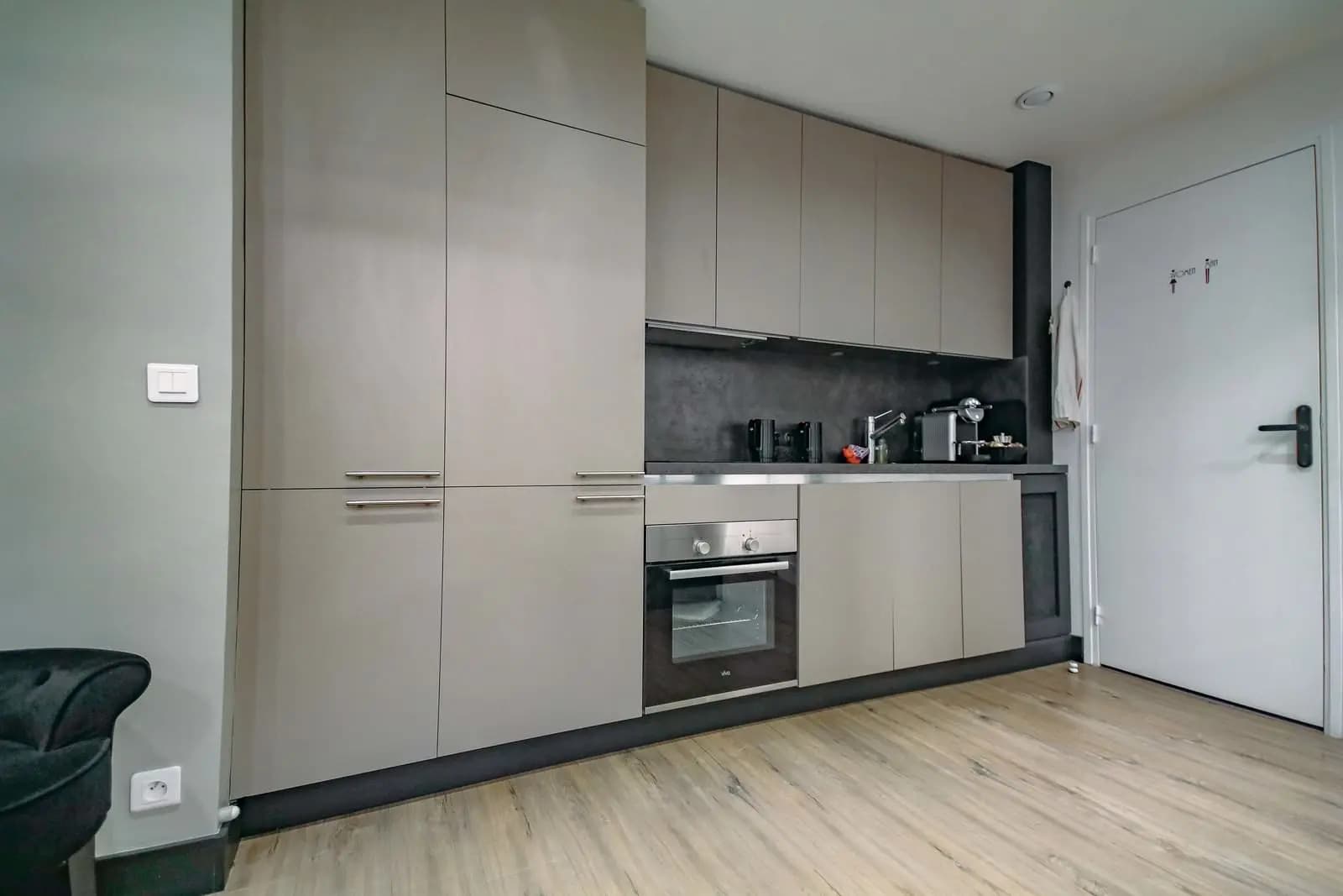 Cuisine dans Bel appartement offrant trois espaces distincts et lumineux - 1