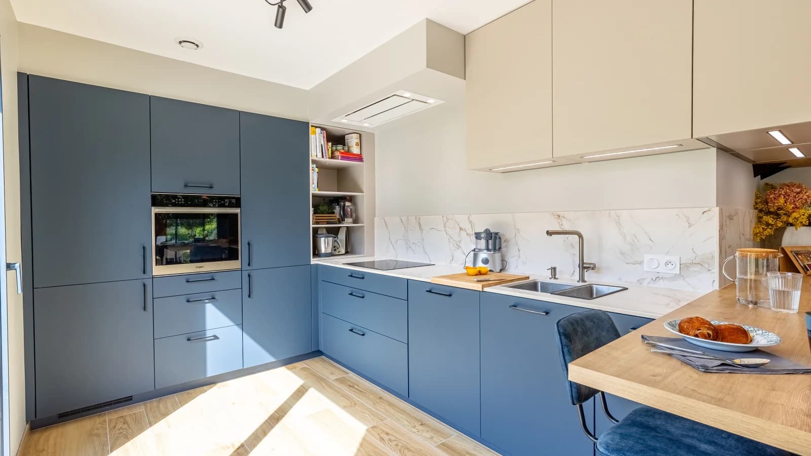 Cuisine dans Maison polyvalente baignée d'une douce lumière - 1