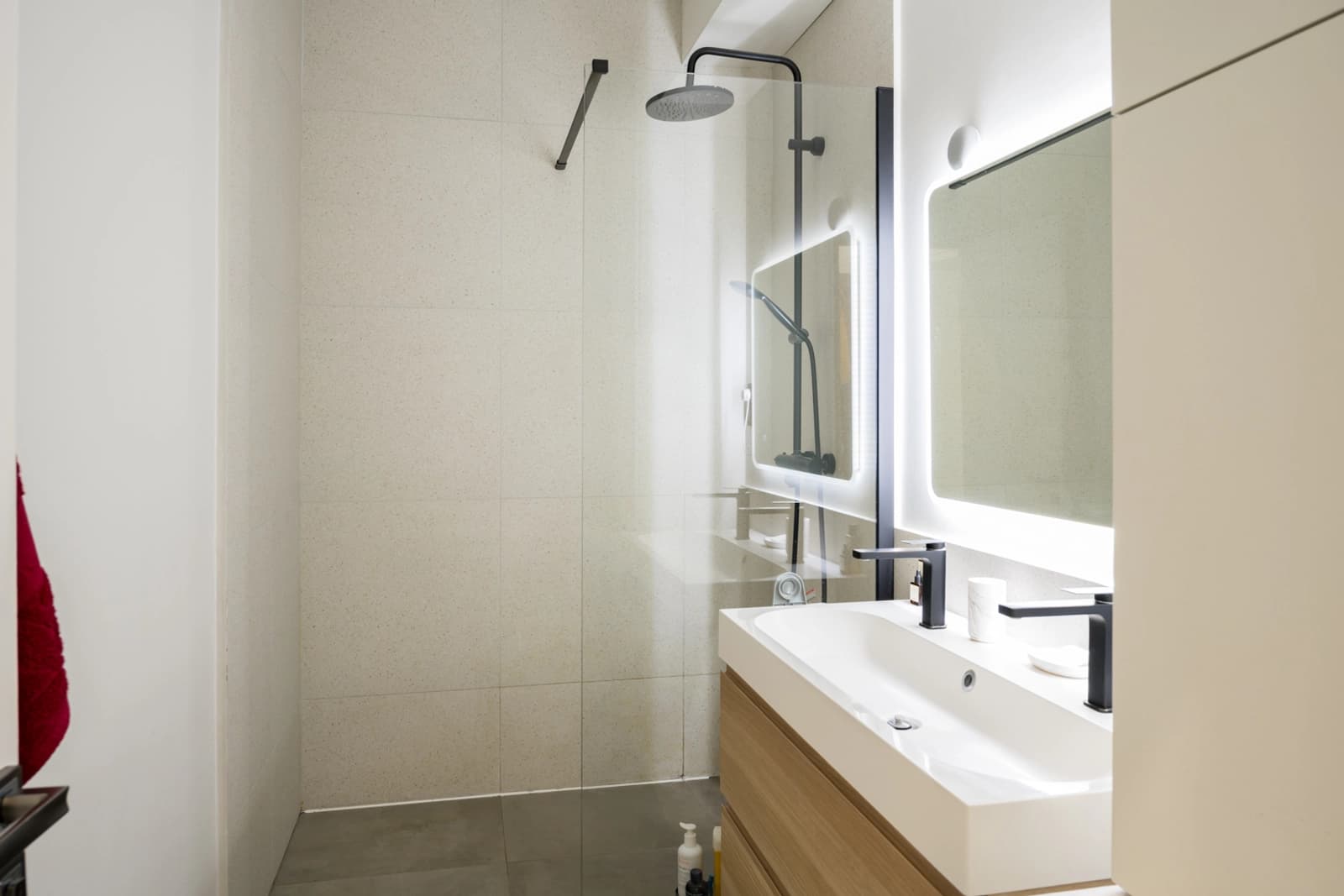Salle de bain dans Appartement design en plein centre, une perle rare - 1