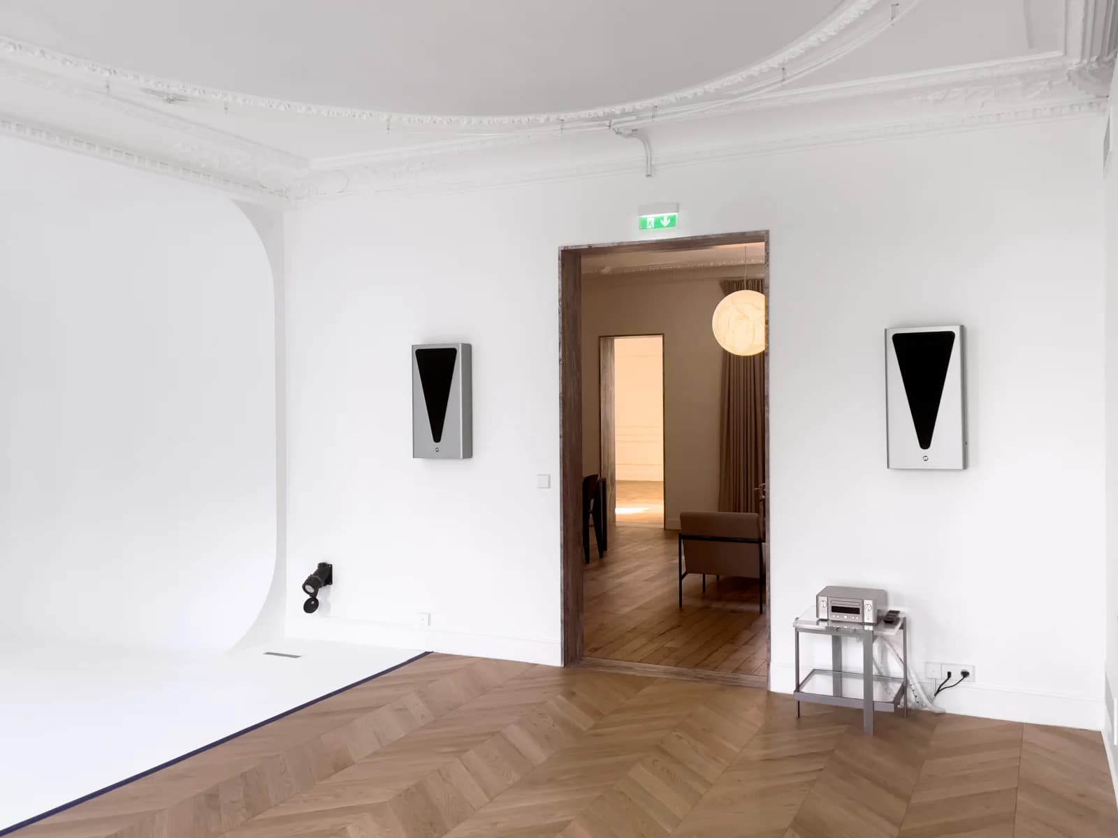 Space Haussmannian photo studio and showroom - 1