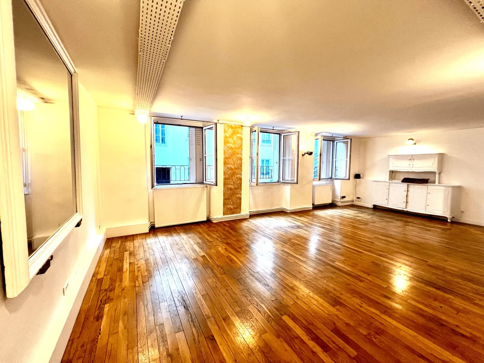 Space Sleek, modern, bright loft space on rue Montorgueil - 0