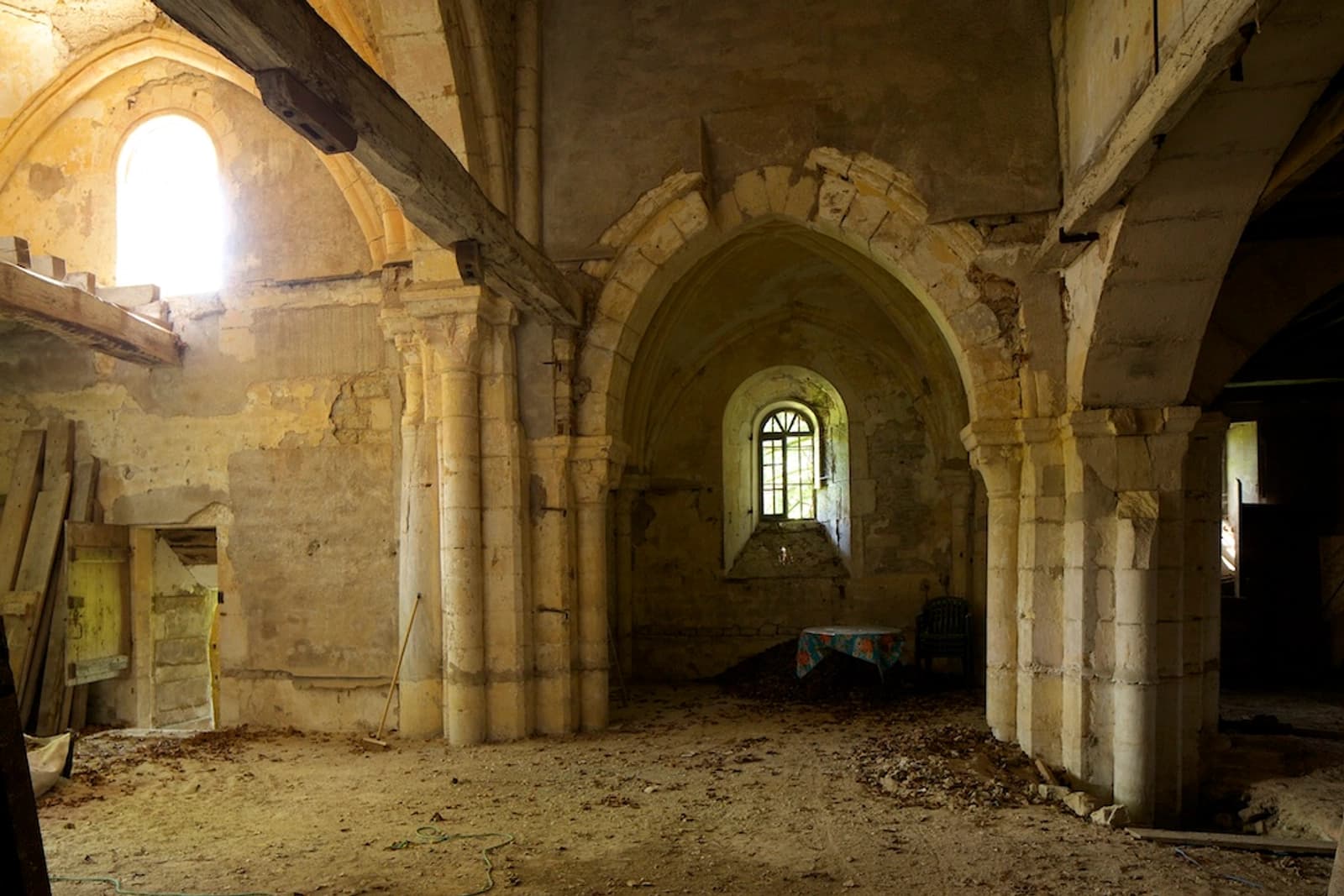 Salle de réunion dans Ancienne abbaye romane du XIIe siècle, lieu historique - 1