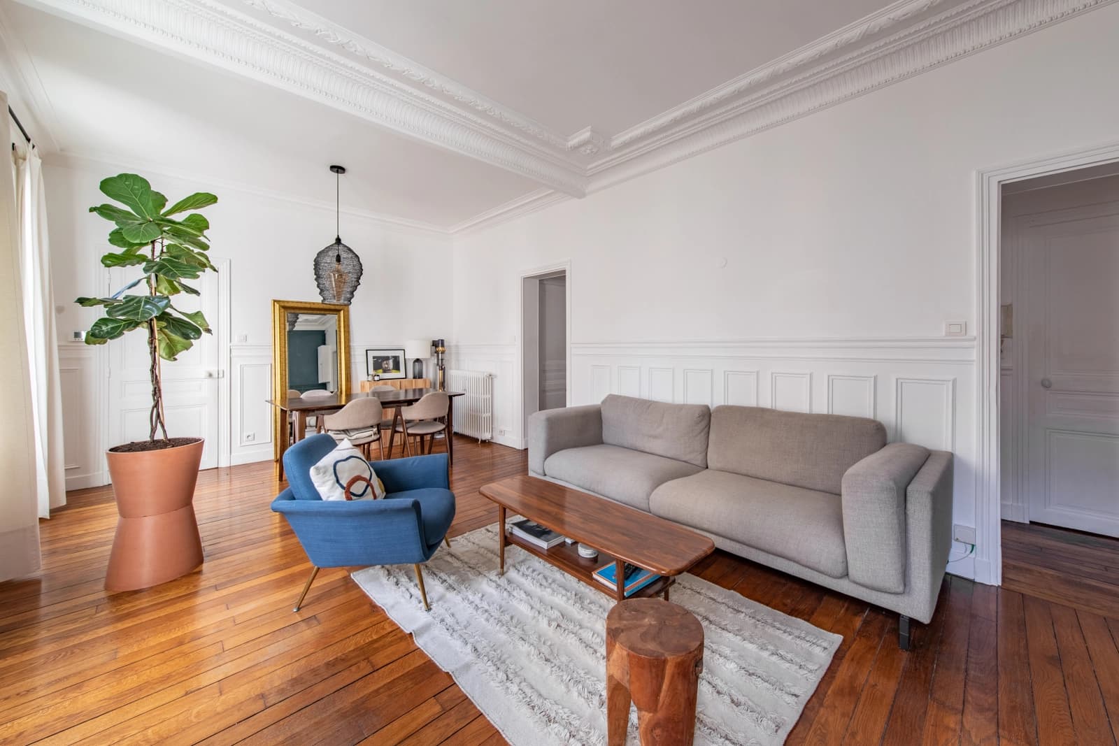 Living room in Haussmann apartment in city center - 1