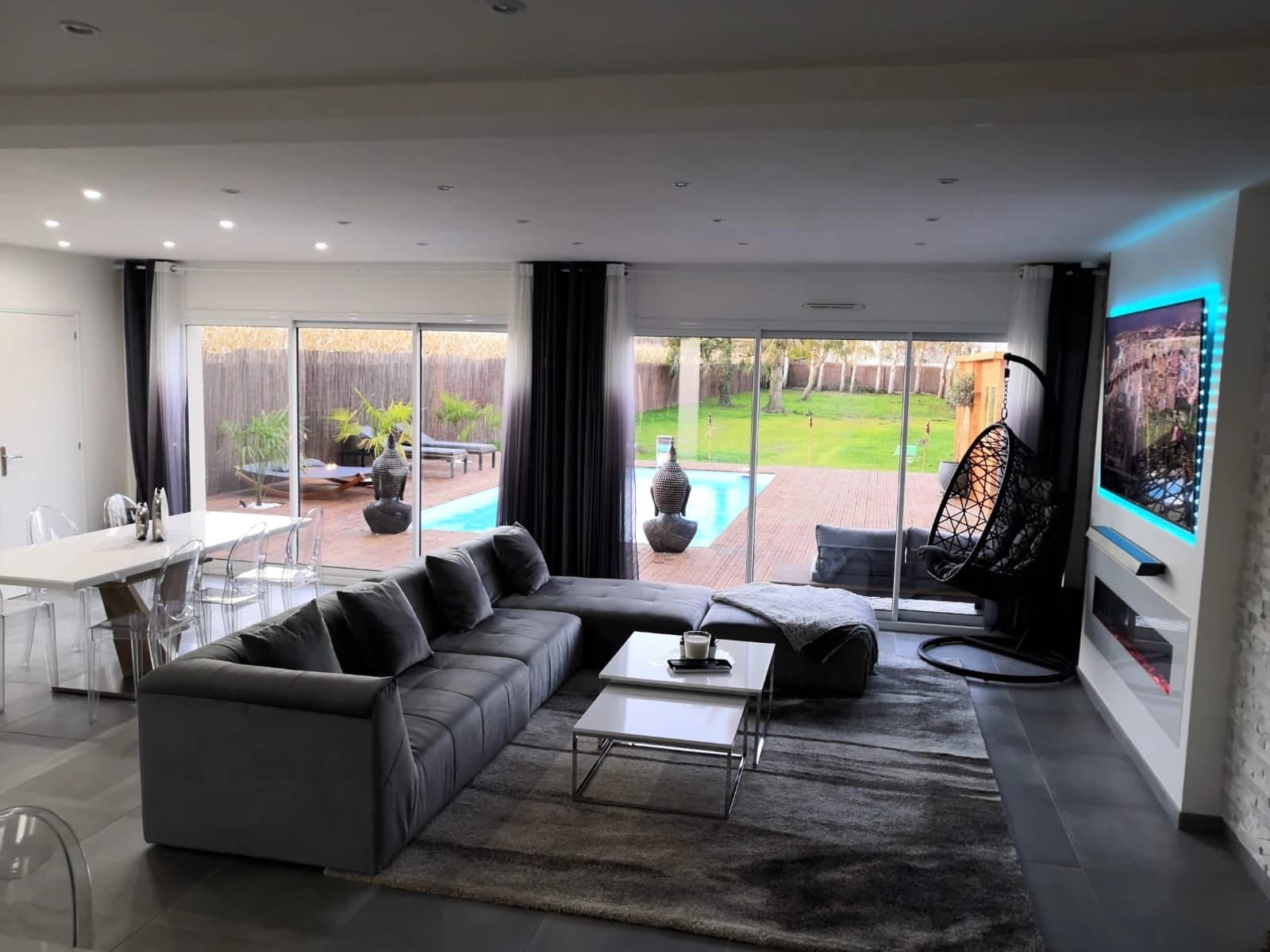 Salon dans Villa avec piscine, un cadre de détente absolue - 1