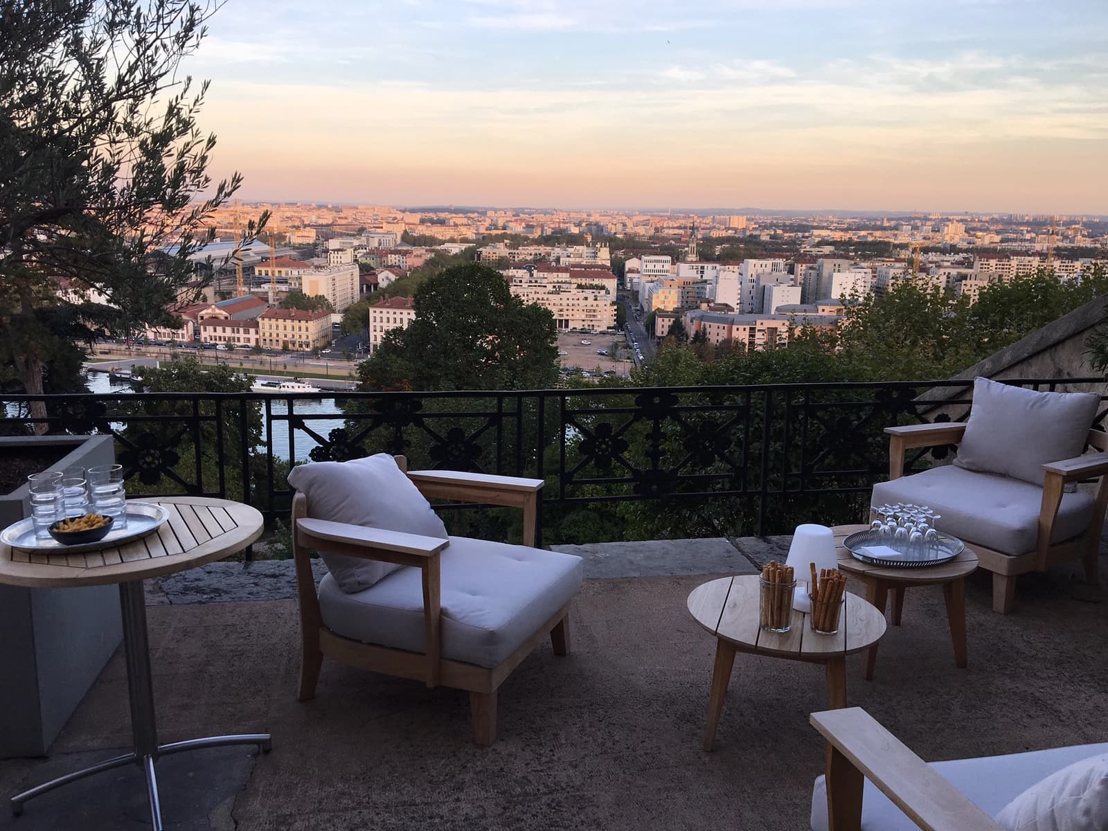 Salle de réunion dans Villa d'exception sur les hauteurs avec vue sur Lyon - 1