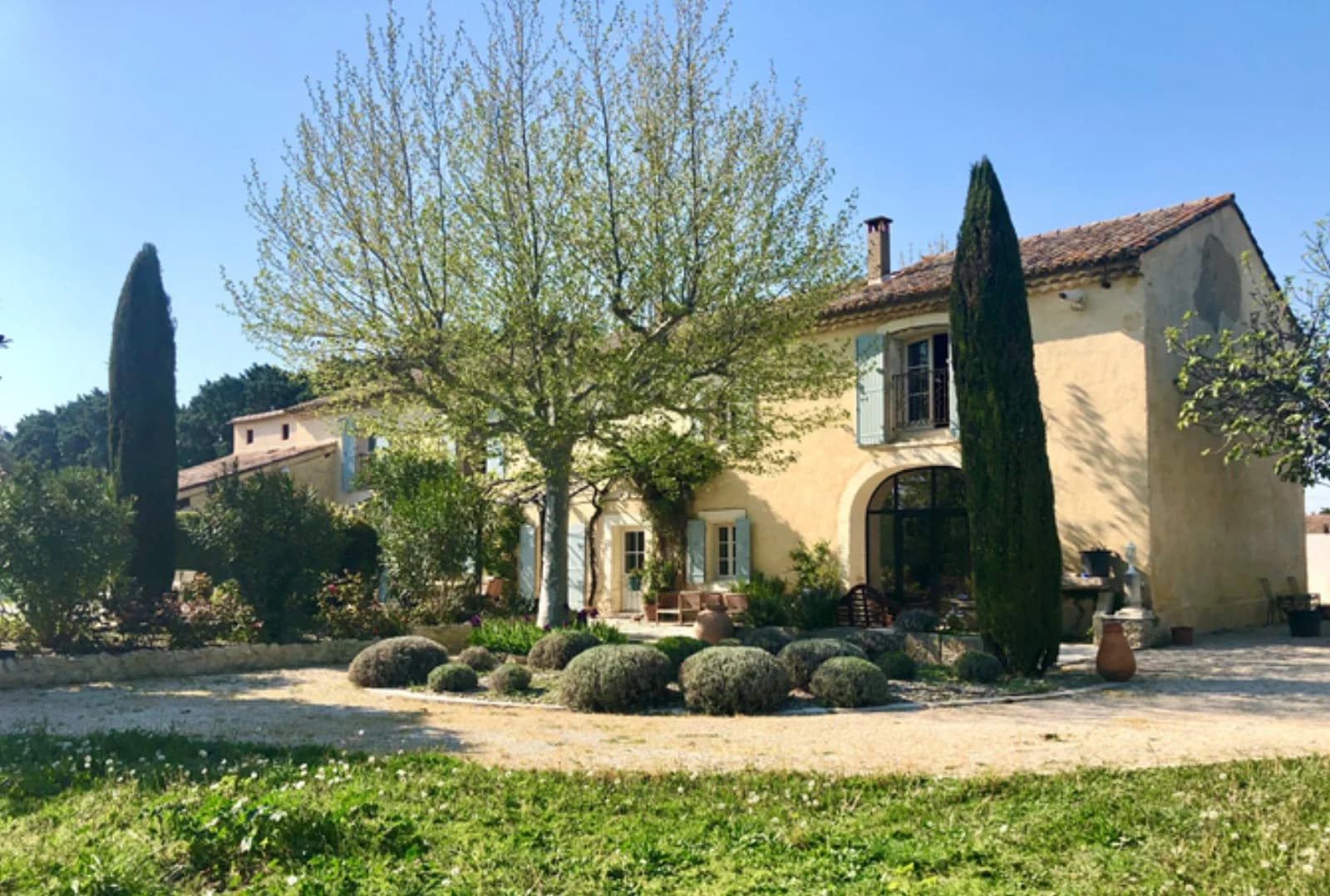 Mas provençal authentique disponible à la location