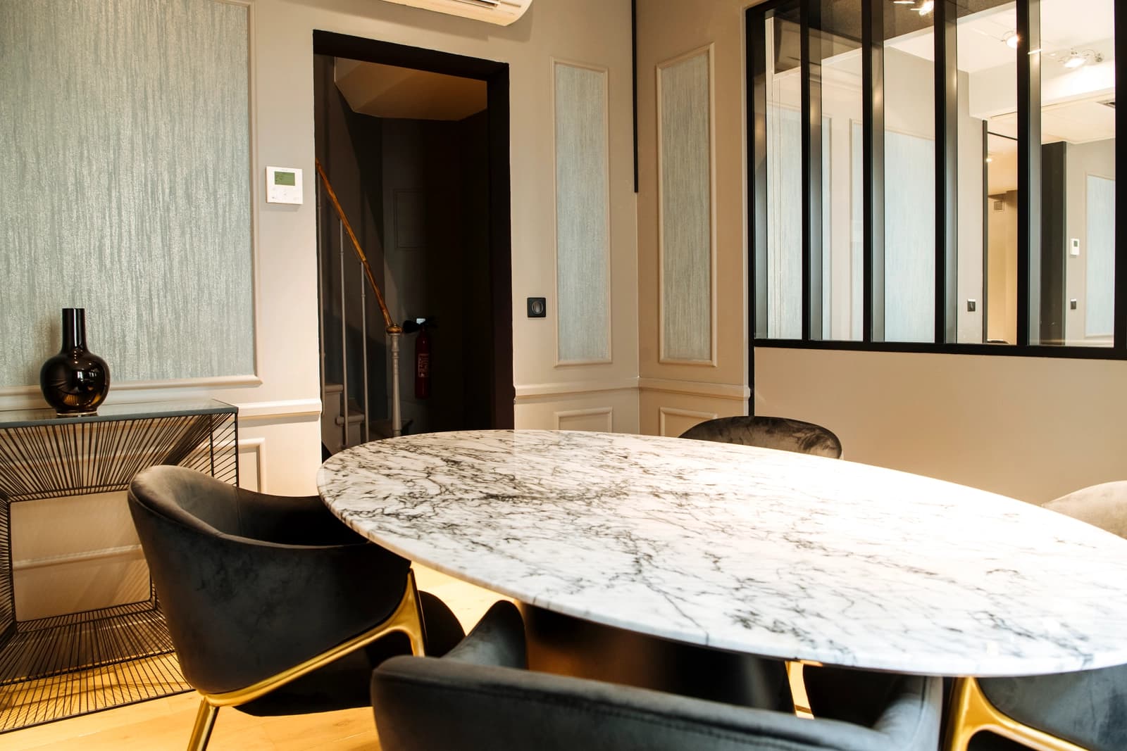 Space Modern, elegant reception area - 3