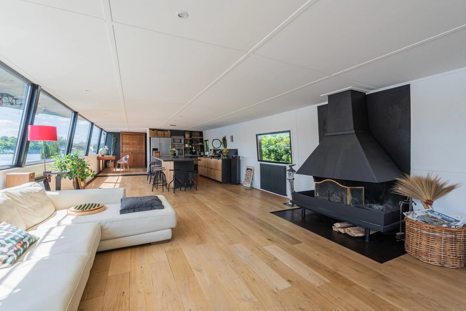 Living room in Houseboat in Saint Cloud with magnificent view - 1