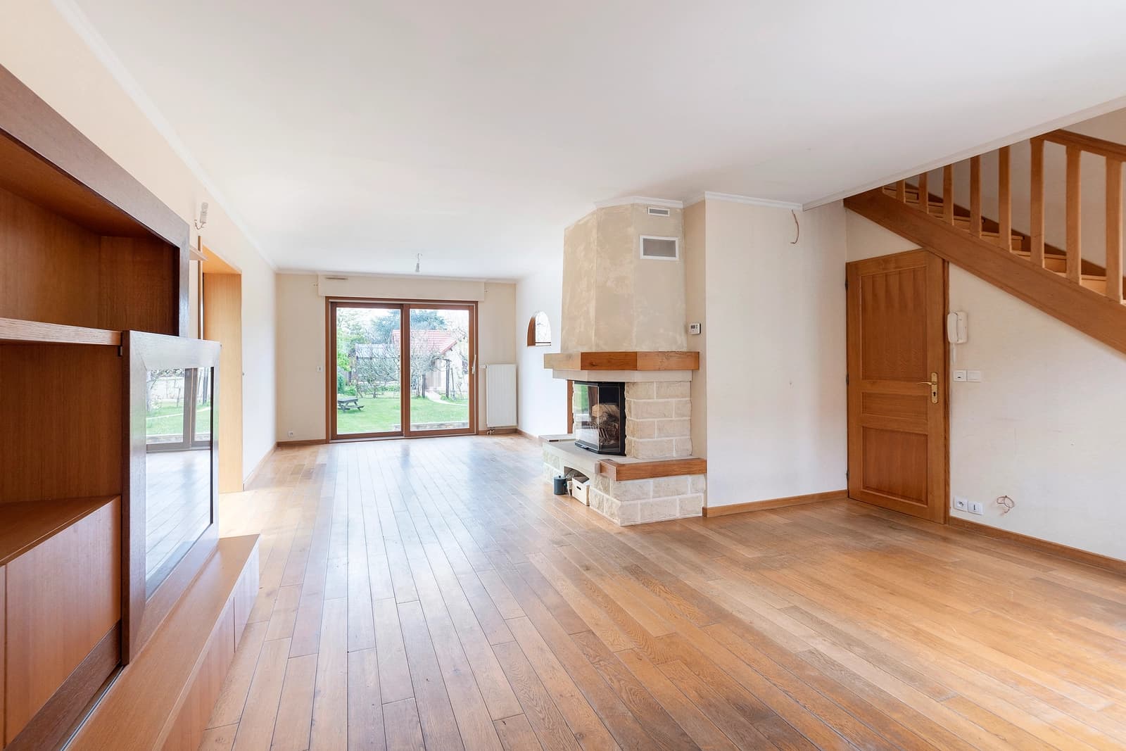 Salon dans Sublime demeure contemporaine avec sa piscine privée - 1