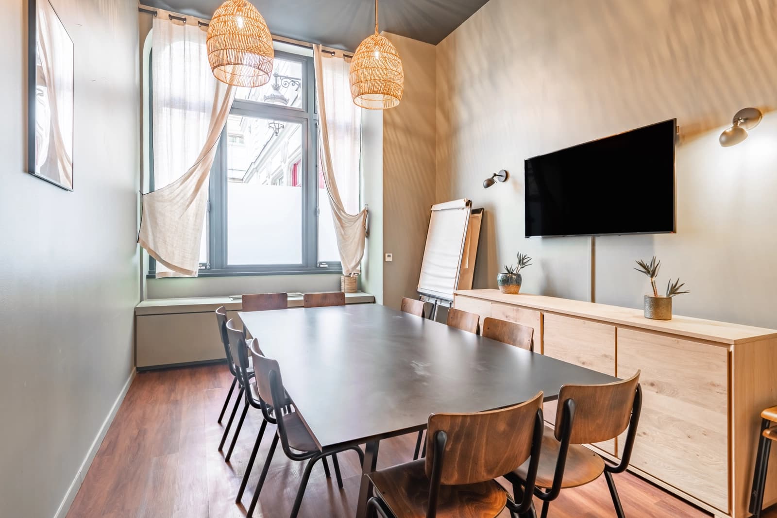 Salle de réunion dans L'Atelier Végétalisé: une oasis de verdure créative - 1