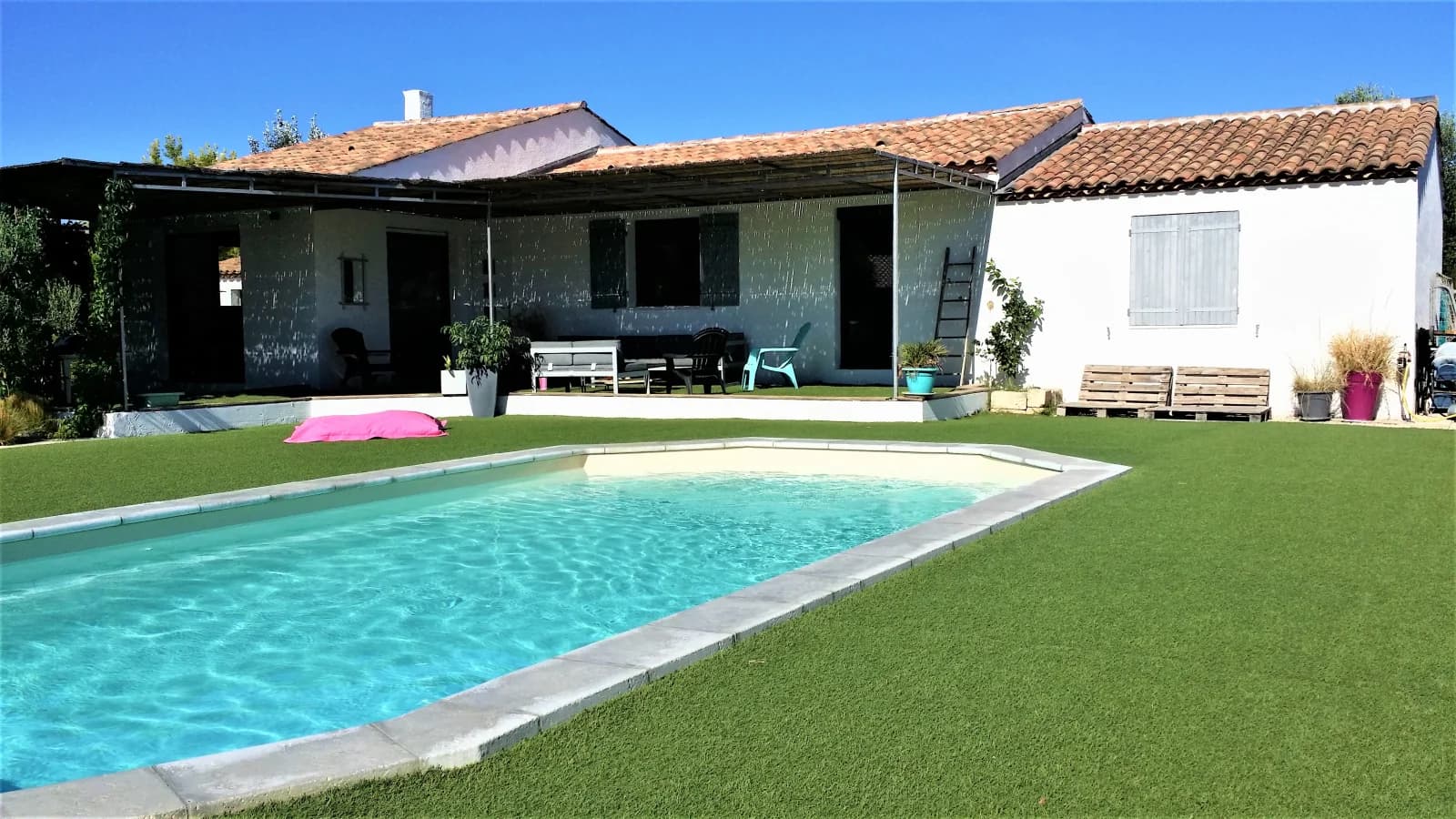 Grande maison conviviale avec sa piscine et son jardin