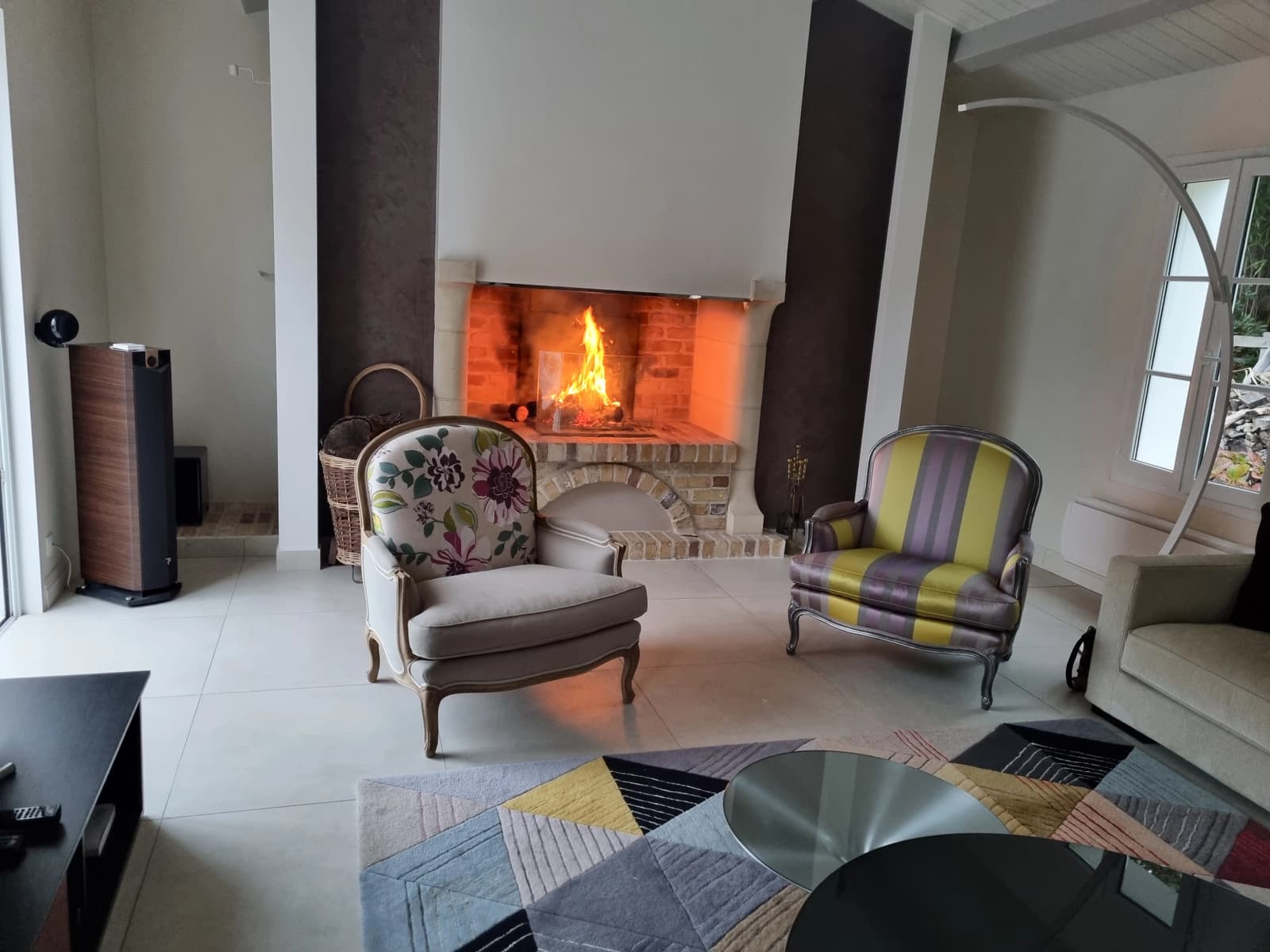Living room in Magnificent Villa with fireplace and swimming pool - 1