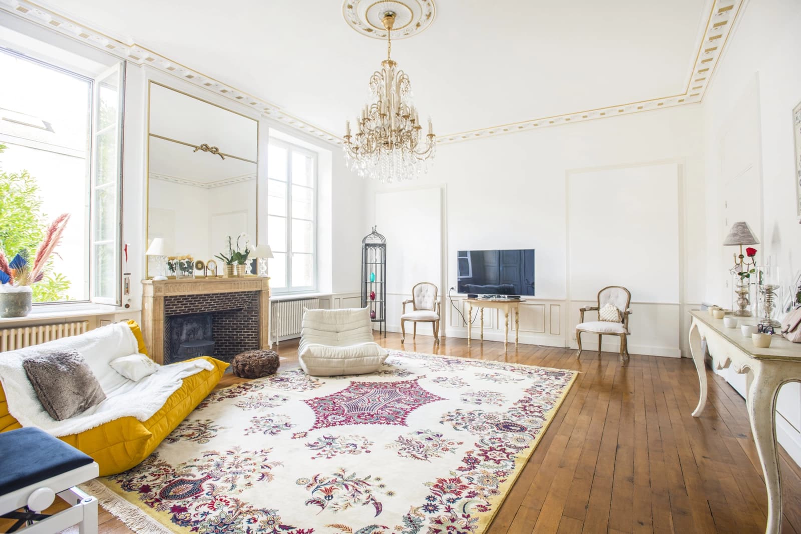 Sumptuous apartment in a private mansion
