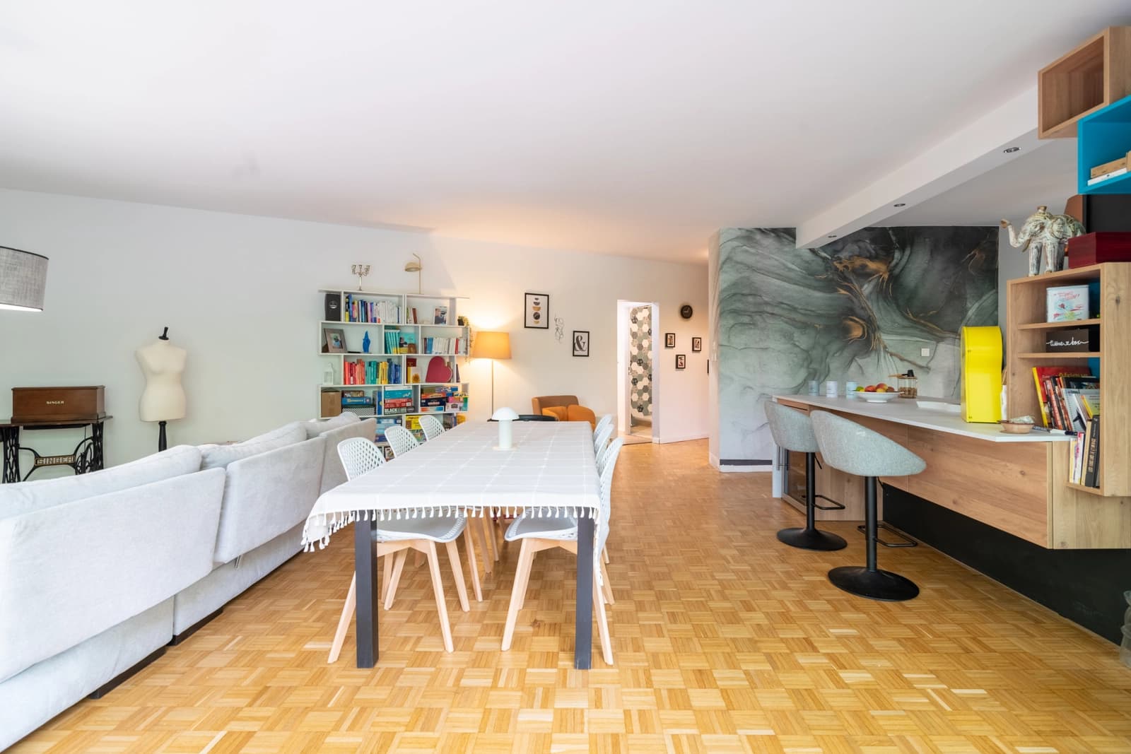 Salle de réunion dans Logement offrant une perspective apaisante sur un parc - 1