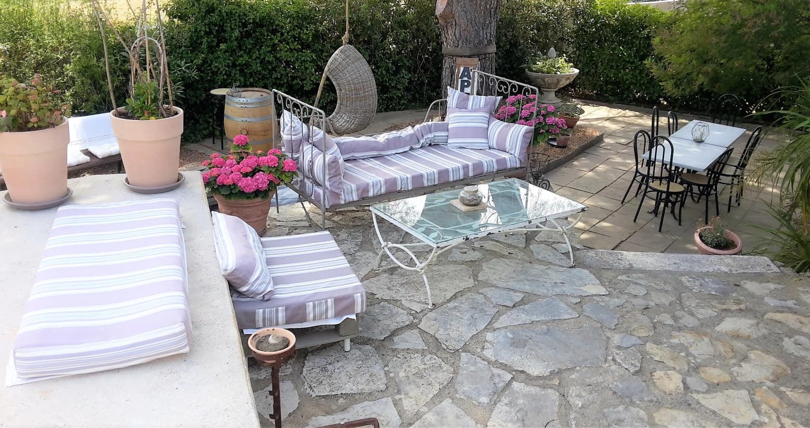 Salle de réunion dans Espace extérieur avec jardin, piscine et cuisine estivale - 1