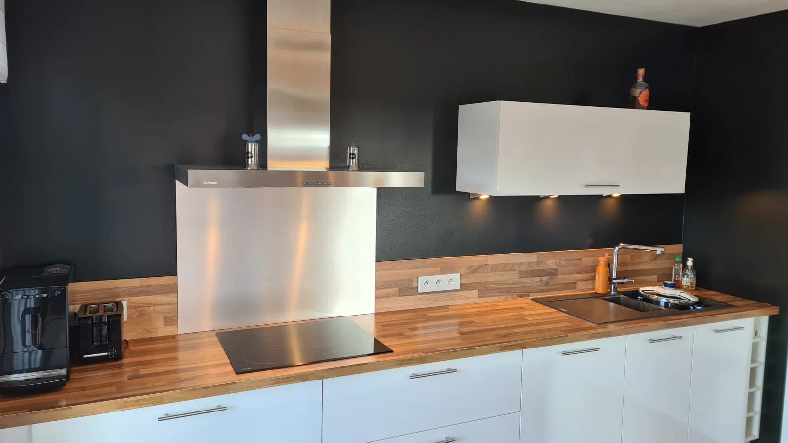 Cuisine dans Demeure paisible avec un bel espace extérieur soigné - 1