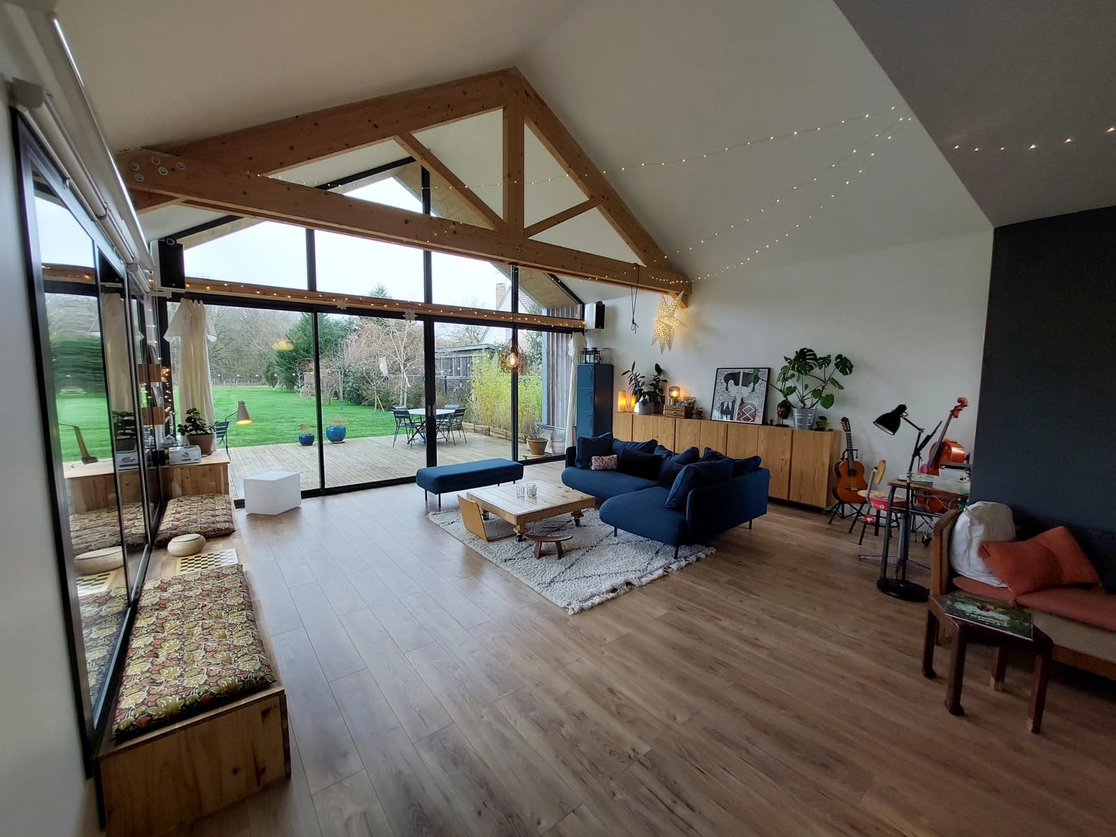 Maison bois chaleureuse au cœur de la verdure