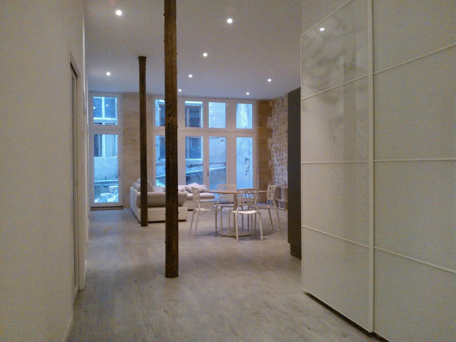 Espace Loft contemporain: pierre, cour privée et stationnement - 4