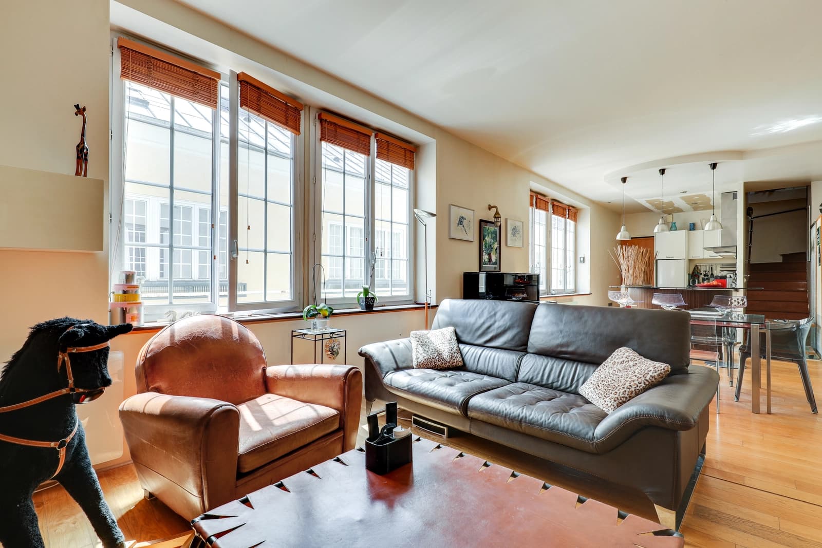 Living room in Bright duplex loft in listed courtyard - 1