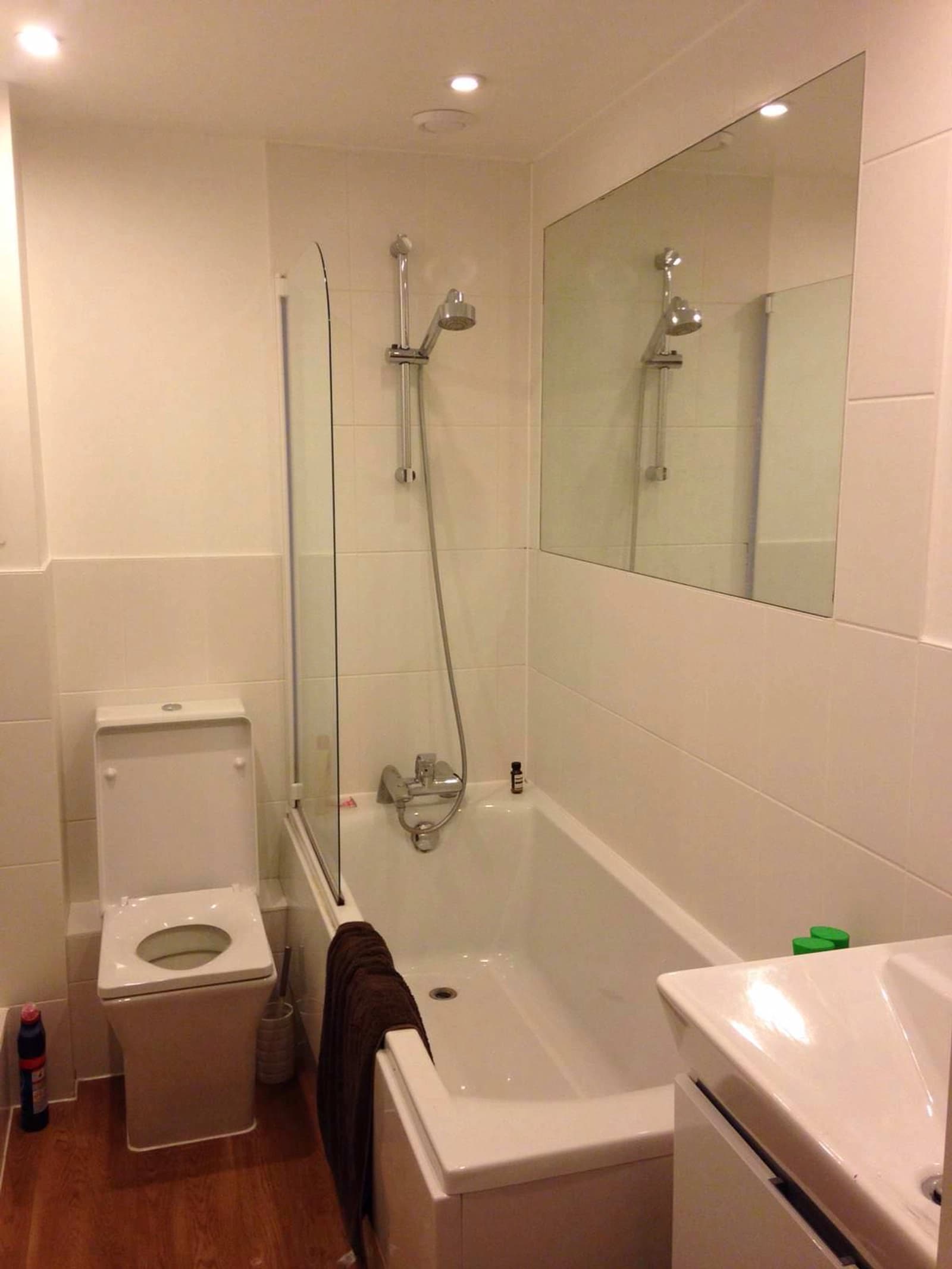 Bathroom in Modern living room in London - 1