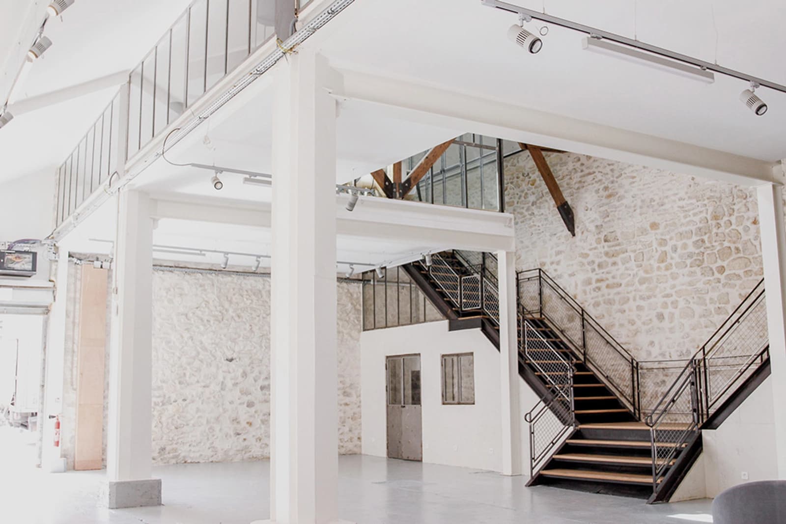 Lieu industriel au cachet brut, disponible à la location