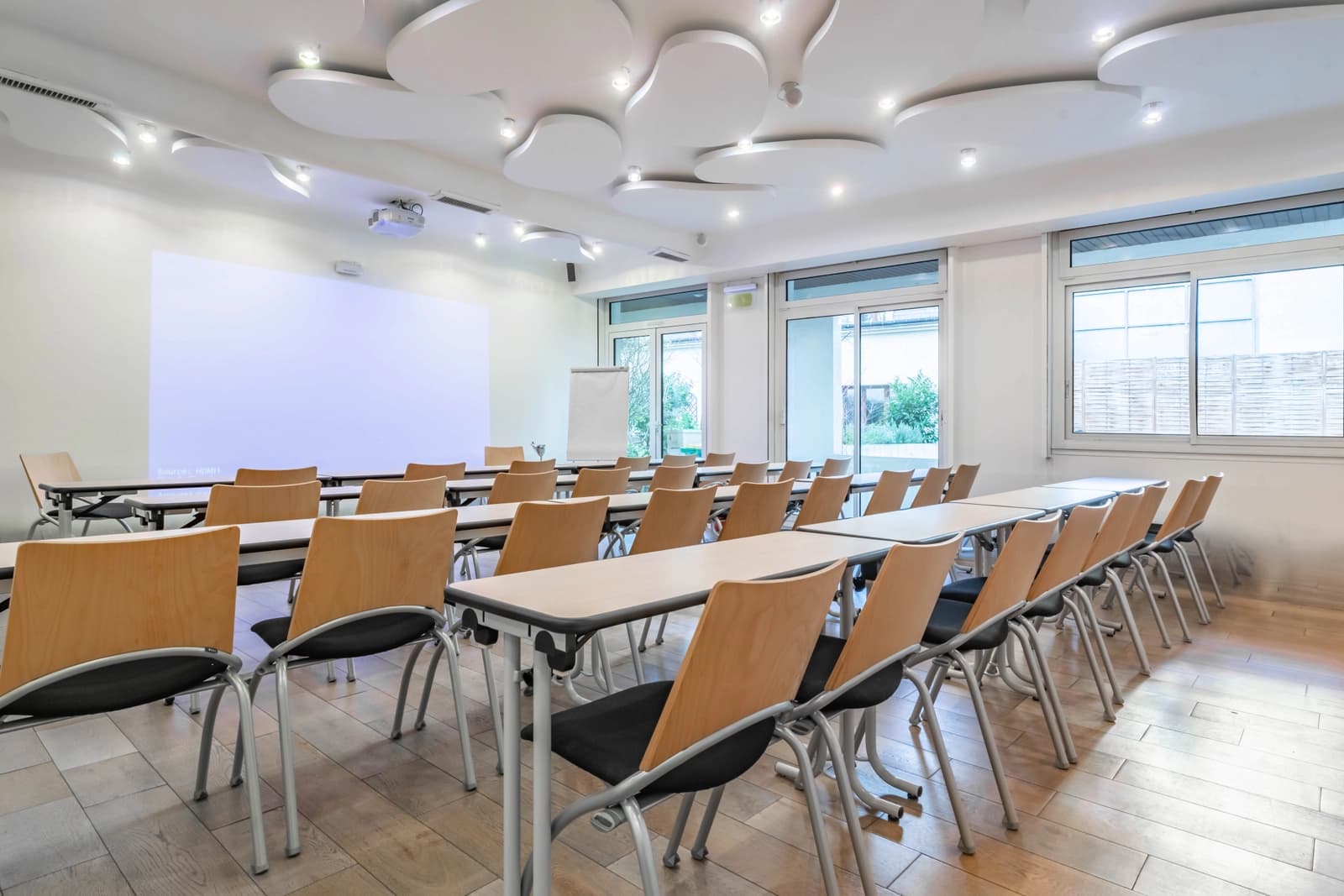 Salle de réunion dans Lieu de rencontre moderne et baigné de lumière ! - 1