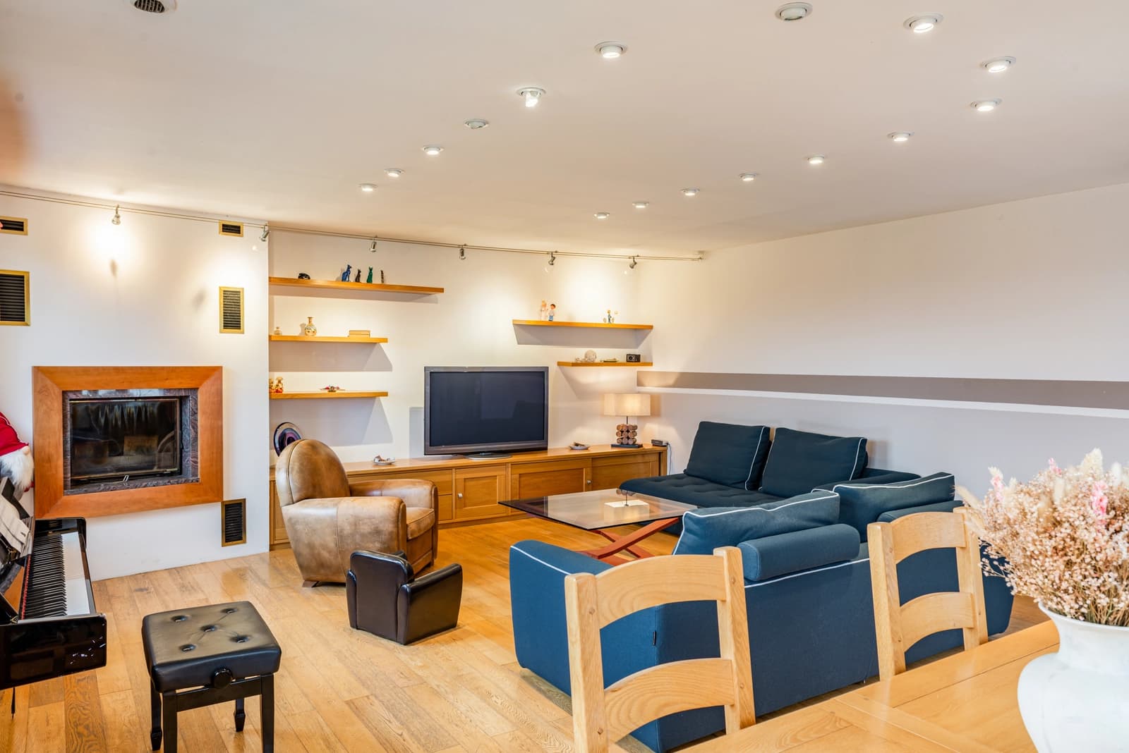 Living room in House large meeting room modular table - 1