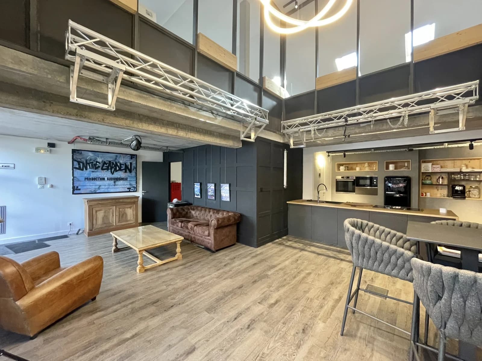 Loft équipé pour shooting avec espace de travail
