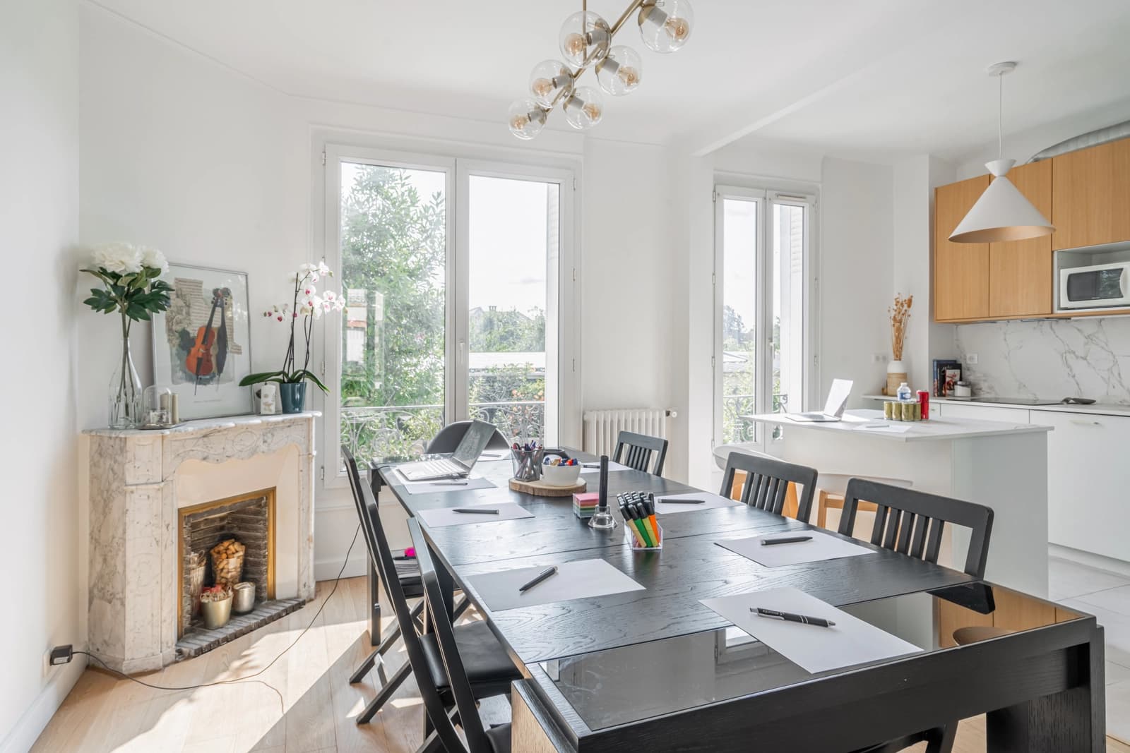 Salle de réunion dans Maison lumineuse, jardin et salons avec cheminées - 0